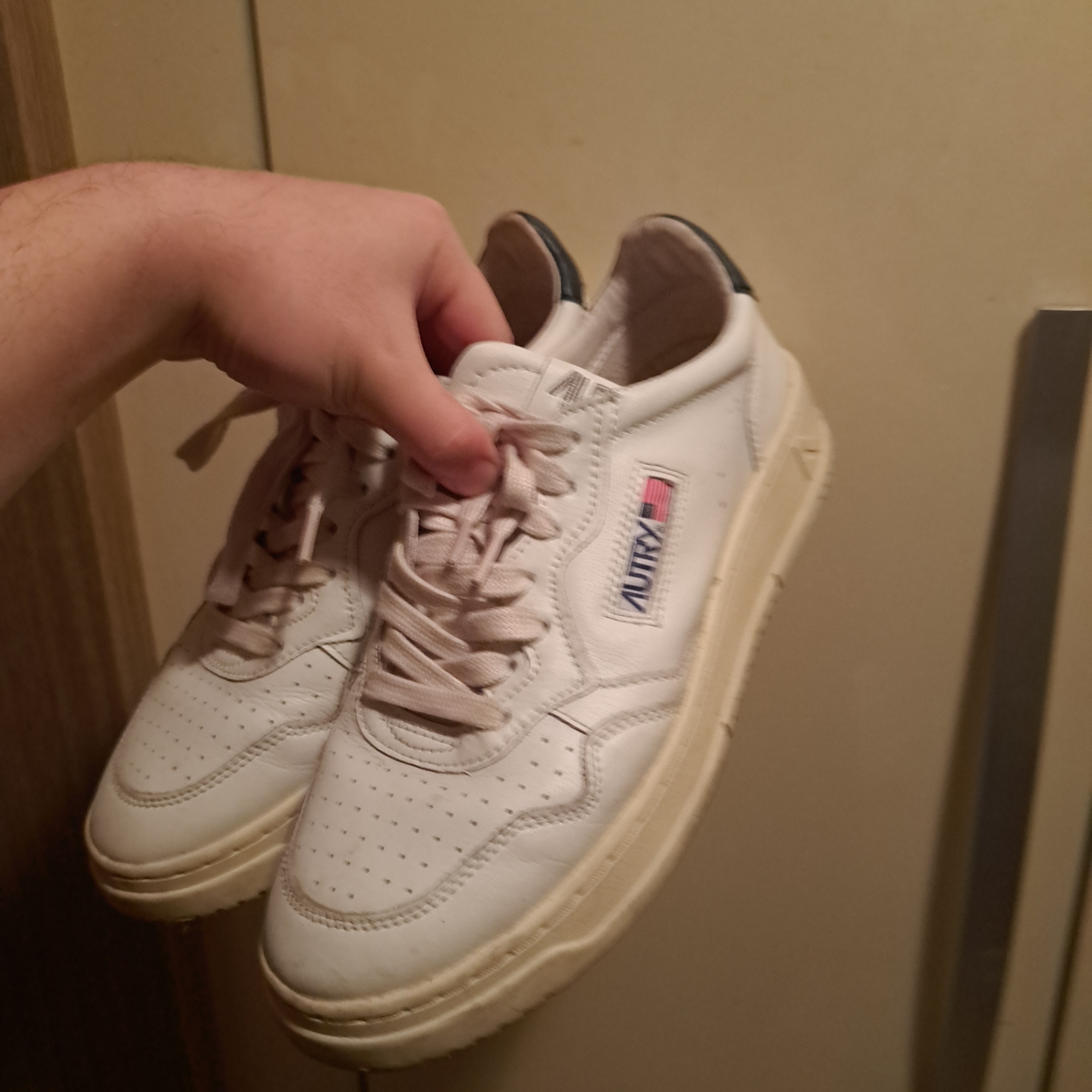 Autry Medalist Low Leather Sneakers White Blue 착용 스타일 - 1