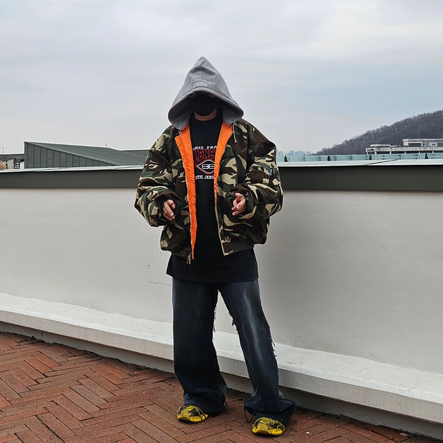 Balenciaga Hybrid Baggy Pants Light Blue, Balenciaga 3XL Sneakers Yellow Black 착용 스타일 - 2