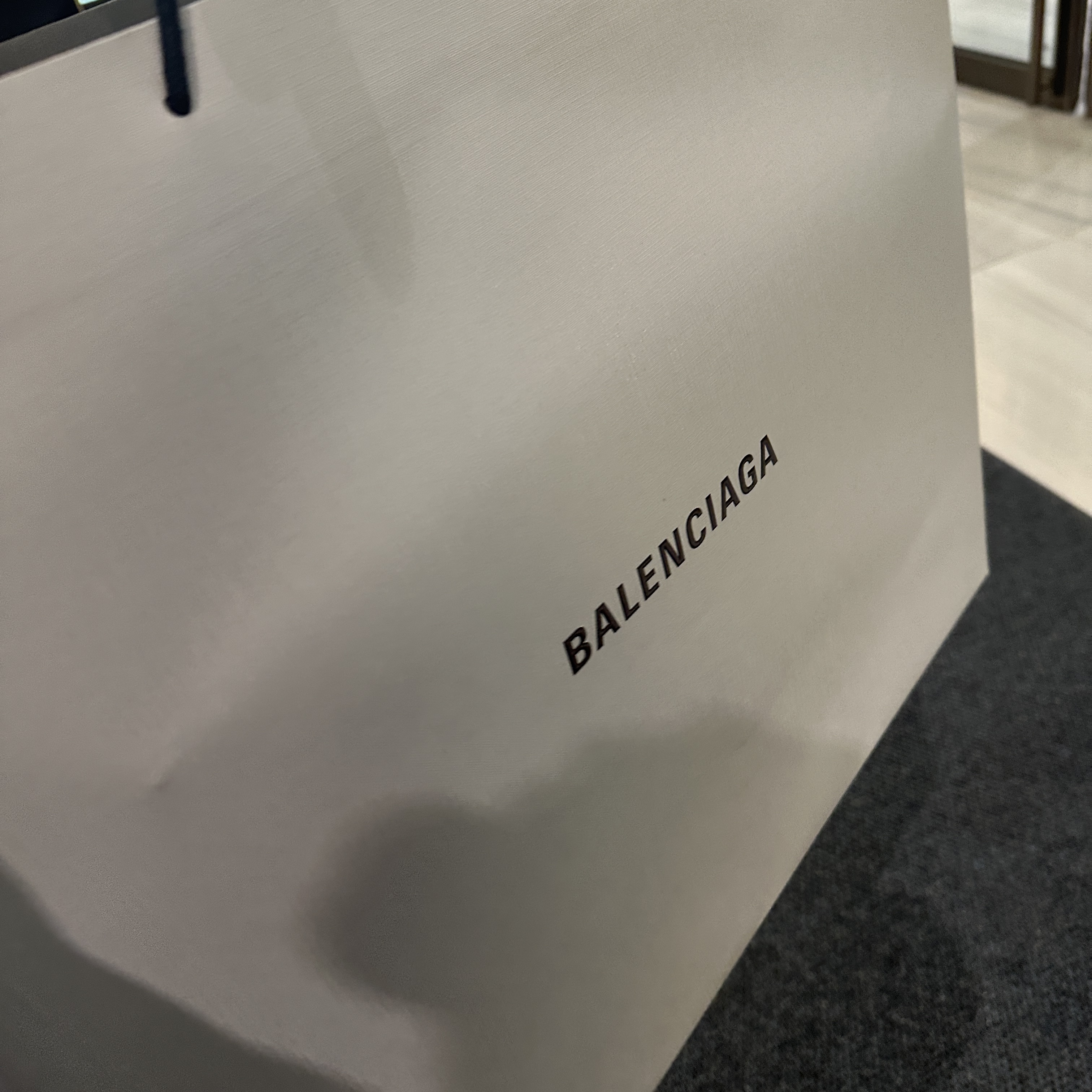 Balenciaga Cargo Sneakers White Grey 착용 스타일 - 5