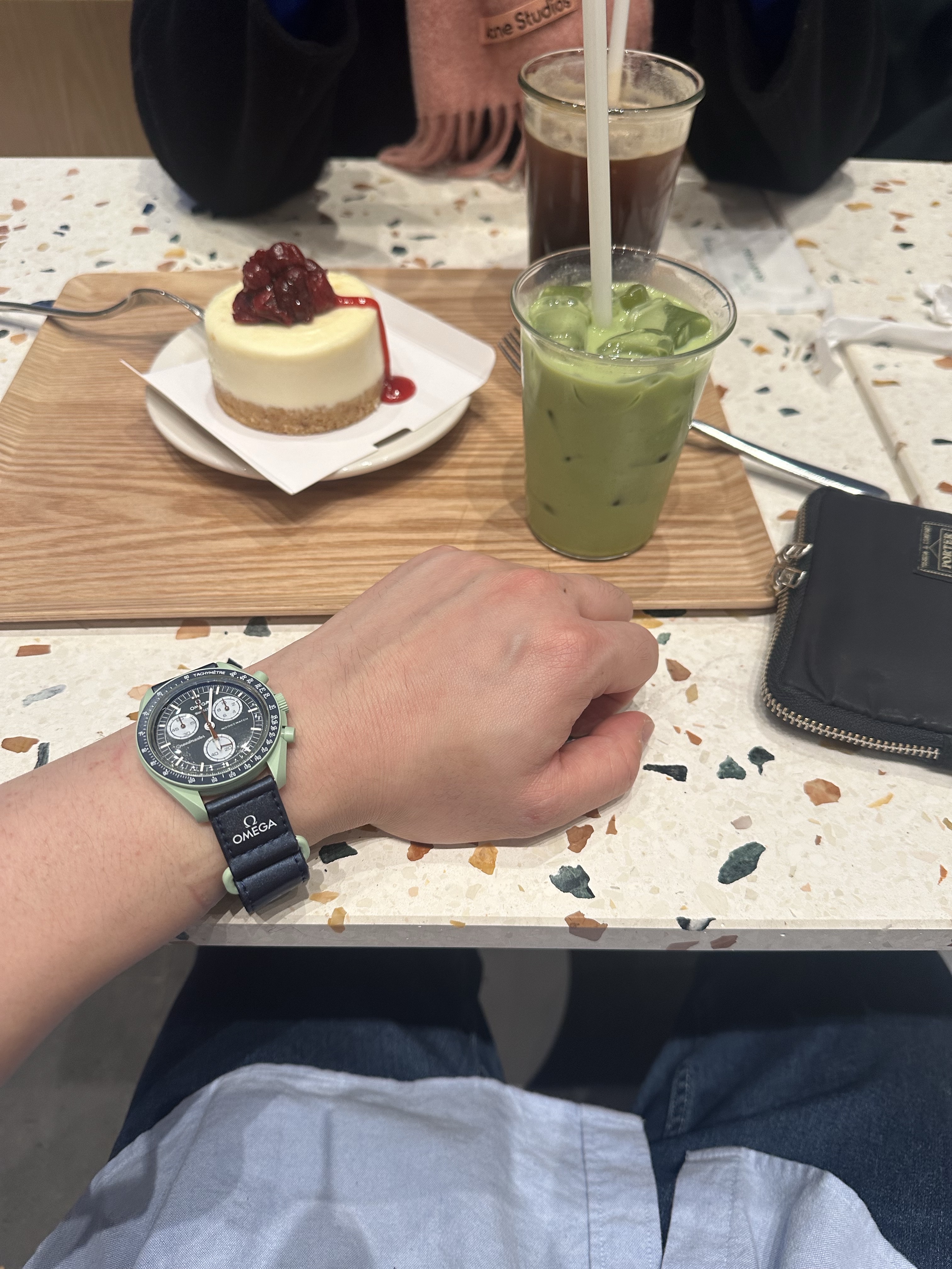 Swatch x Omega Bioceramic MoonSwatch Mission On Earth, Porter Aloof Coin Case Black 착용 스타일