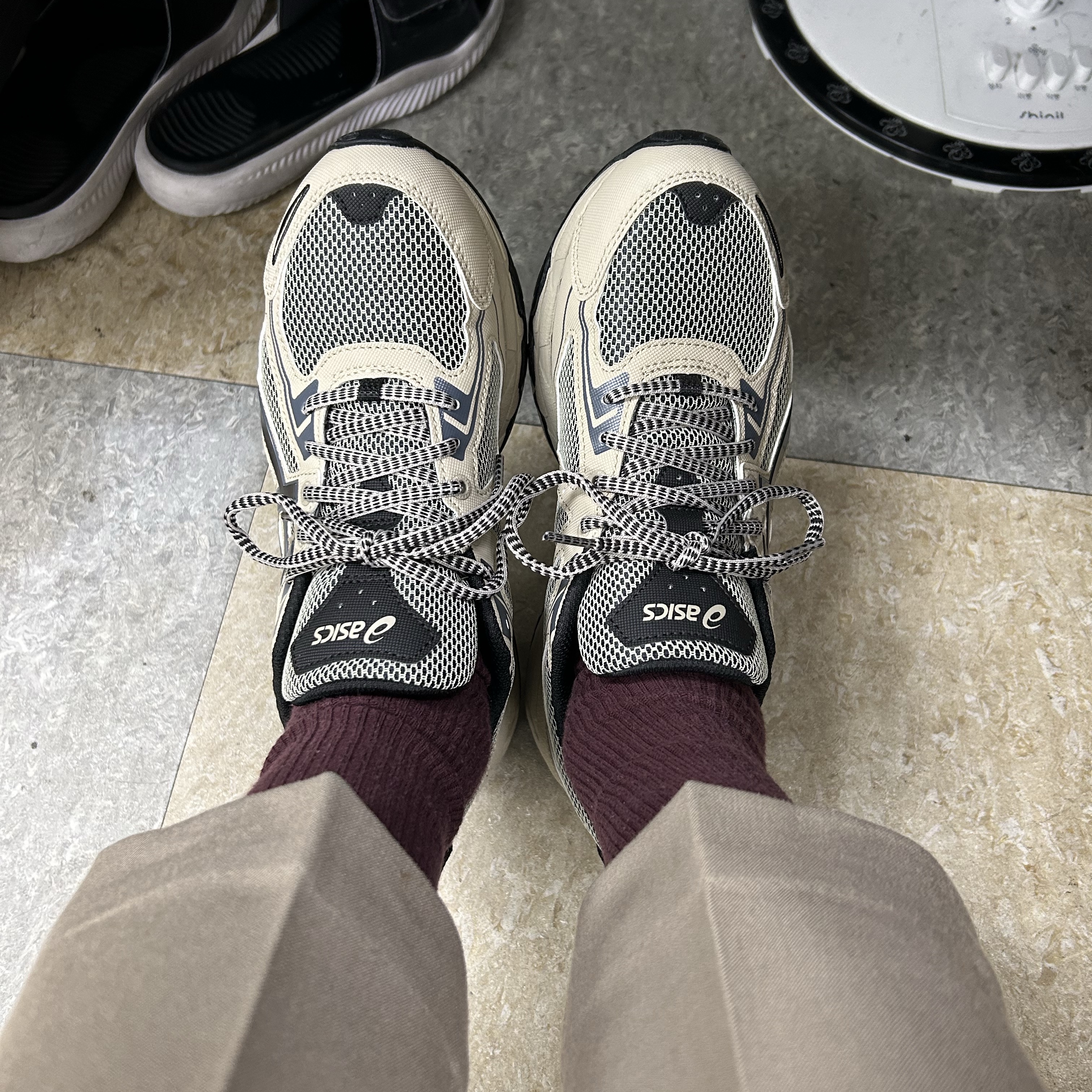 Asics Gel-Venture 6 Feather Grey Black 착용 스타일
