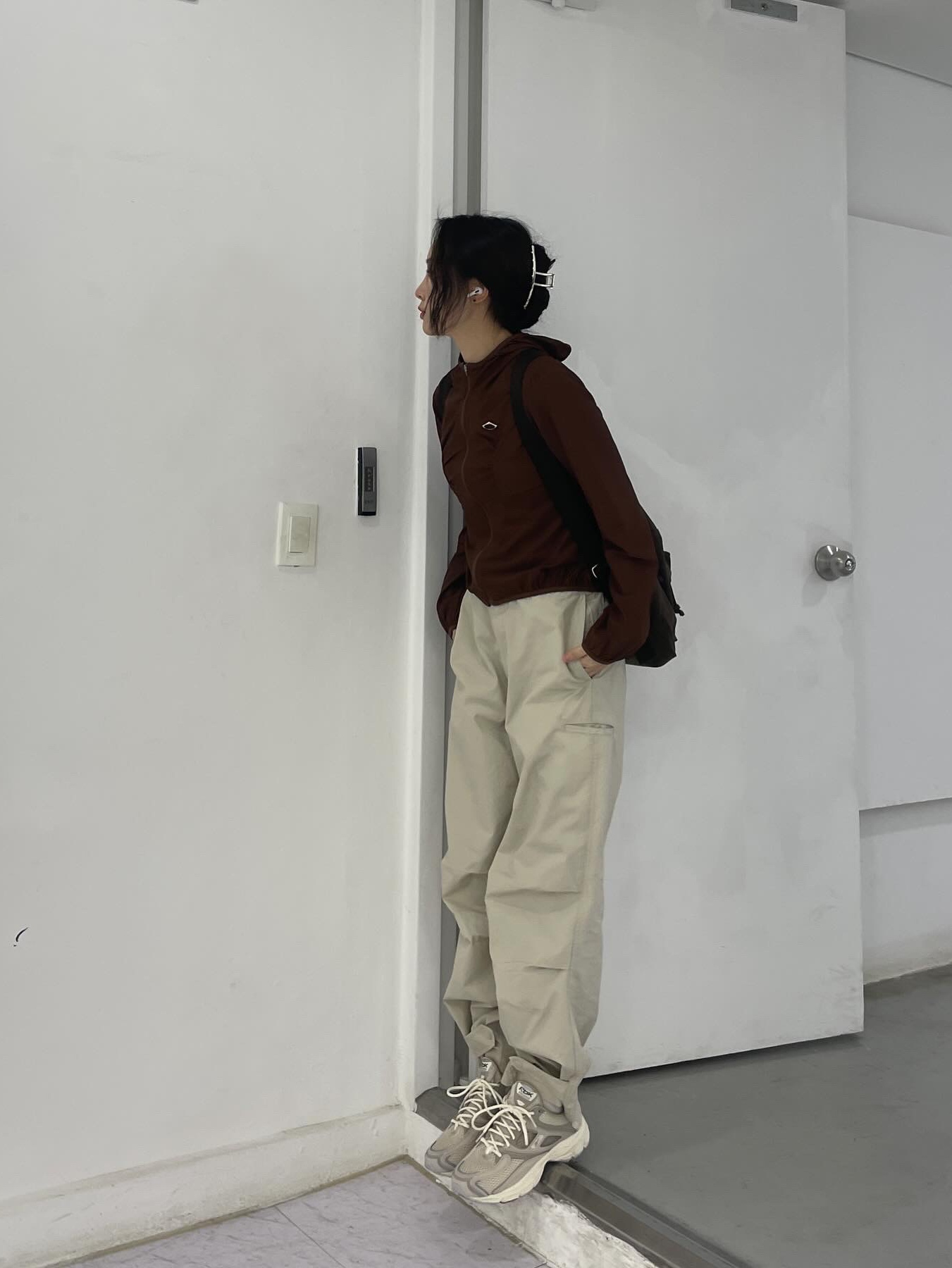 (W) Mischief Hooded Waffle Zip-Up Brown 착용 스타일 - 2