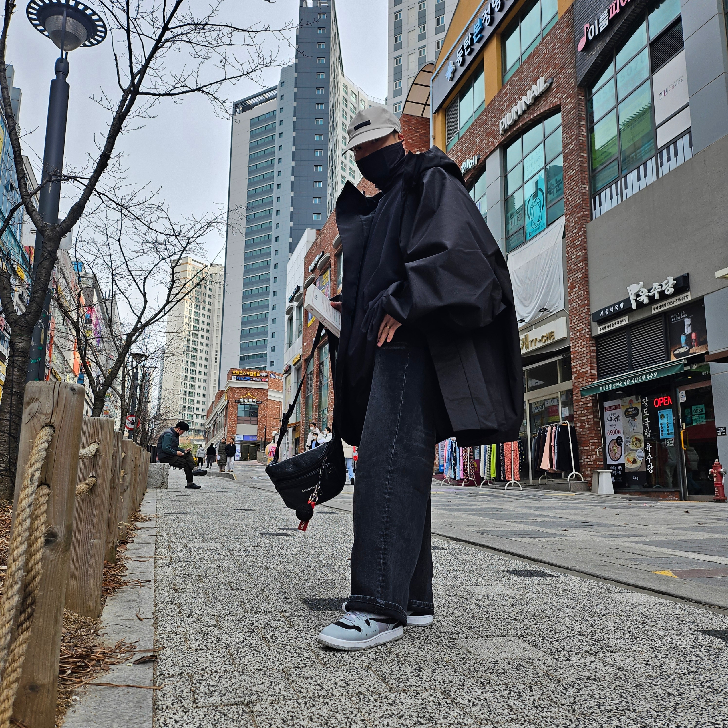 Yeezy Gap Engineered By Balenciaga T-Cut Parka Black, Supreme Webbing Keychain Red - 23SS 착용 스타일 - 1
