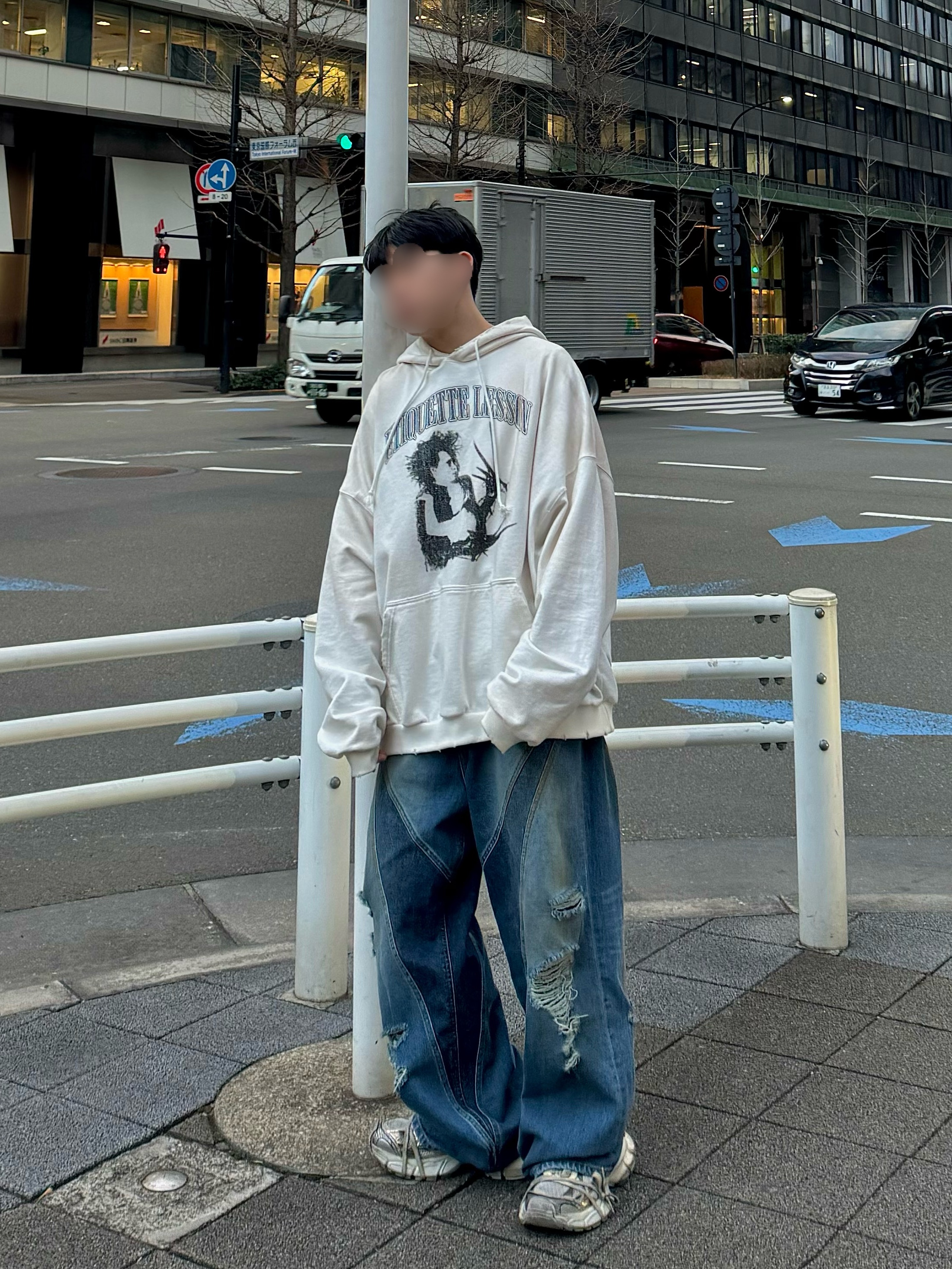 Project G/R x Atmos Etiquette Lesson Vintage Washed Hoodie White, Civision by CSC Vision Distressed Denim Pants Washed Blue 착용 스타일