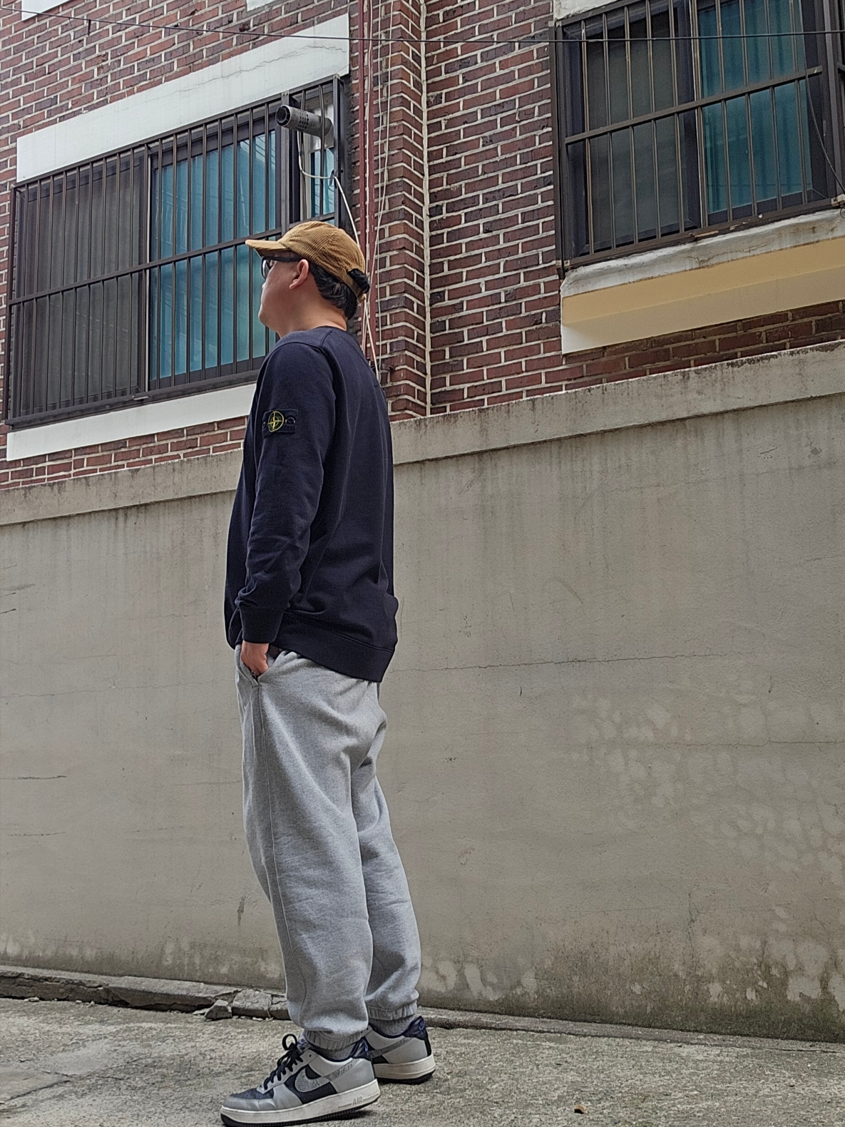 Supreme Ripple Corduroy Small Box 6-Panel Cap Brown - 20FW, Stone Island 63020 Crewneck Sweatshirt Black - 21FW 착용 스타일