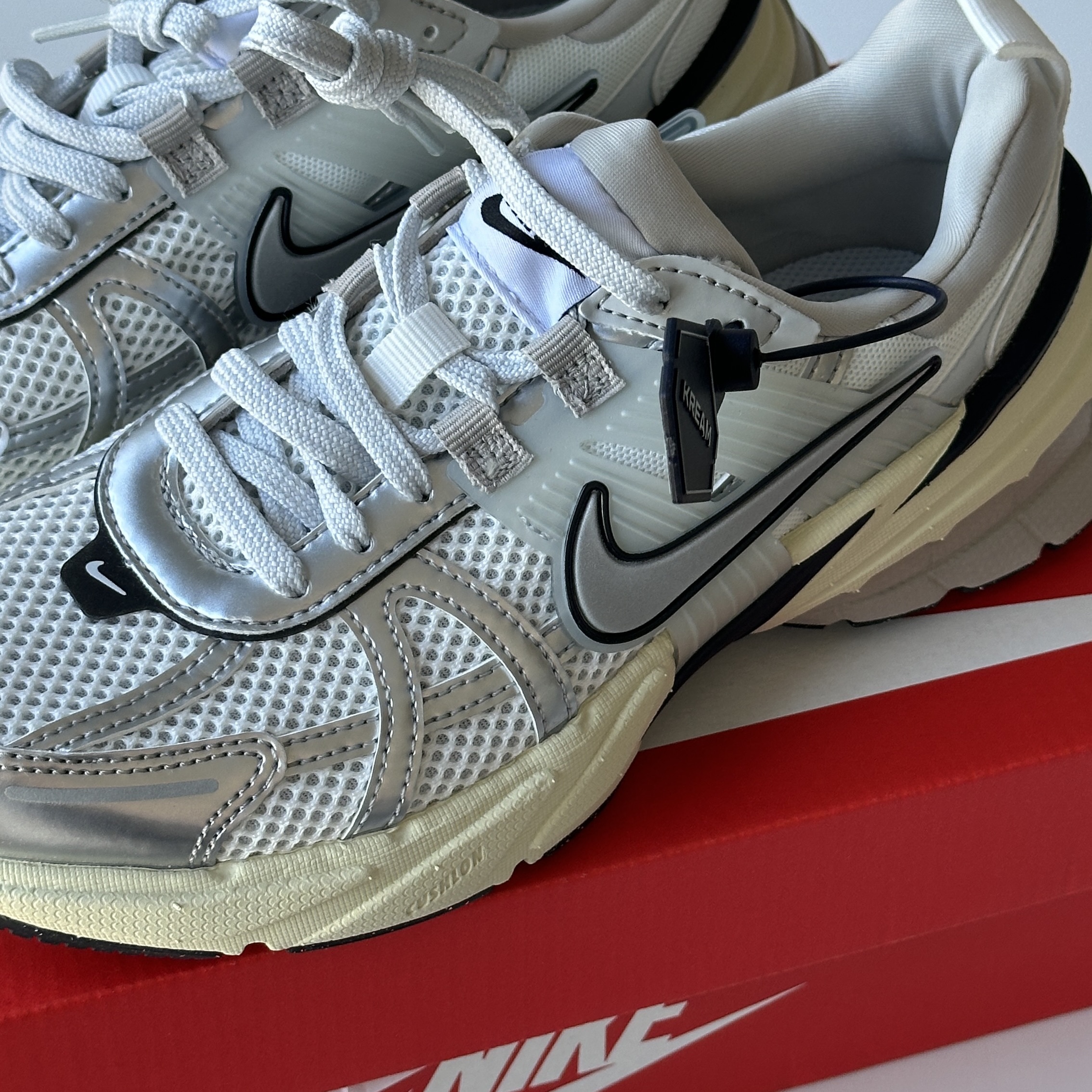 Nike V2K Run Summit White Metallic Silver 착용 스타일 - 1
