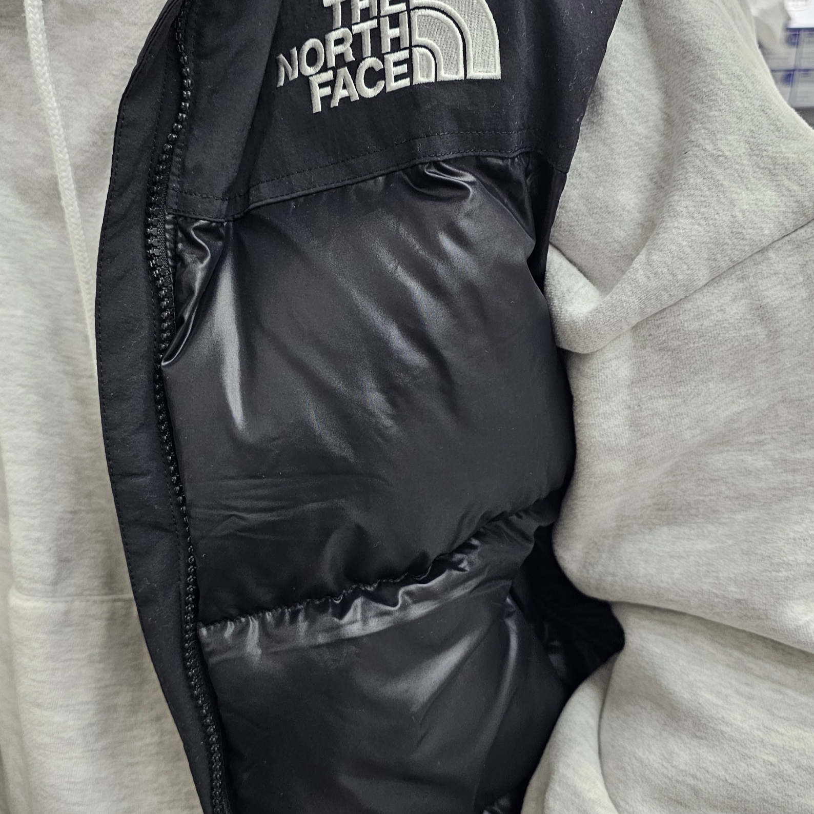 The North Face Nuptse On Ball Vest Real Black 착용 스타일