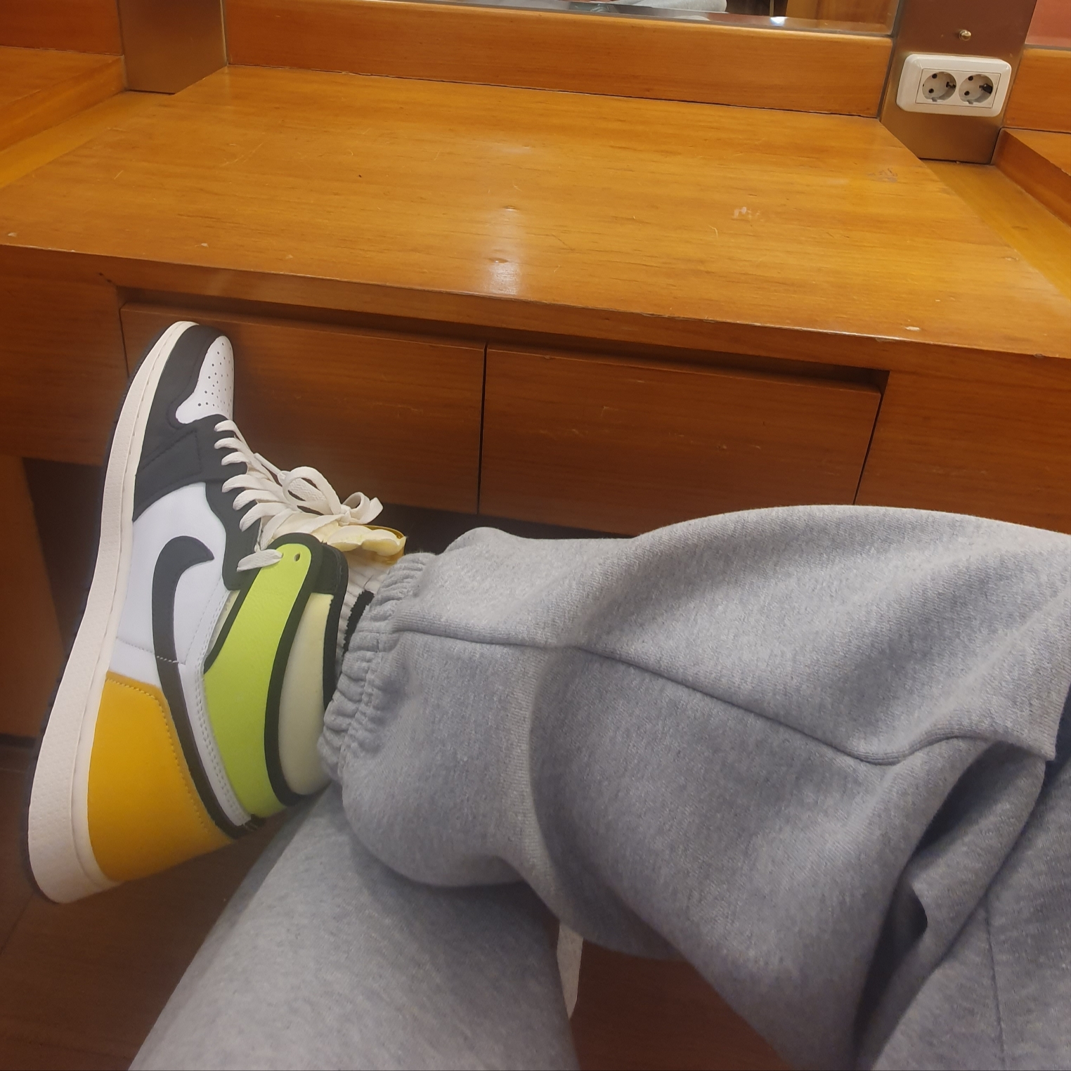 Jordan 1 Retro High OG Volt Gold 착용 스타일
