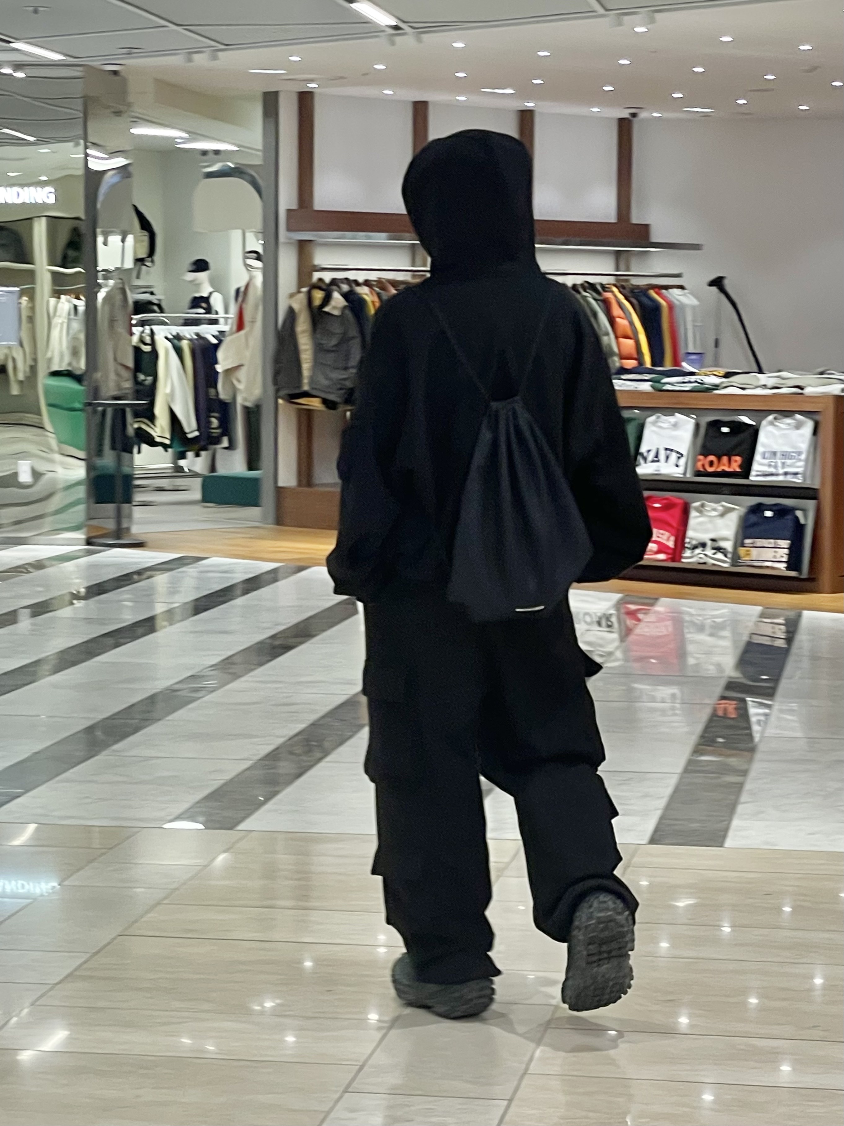 Balenciaga Defender Sneakers Black 착용 스타일 - 1