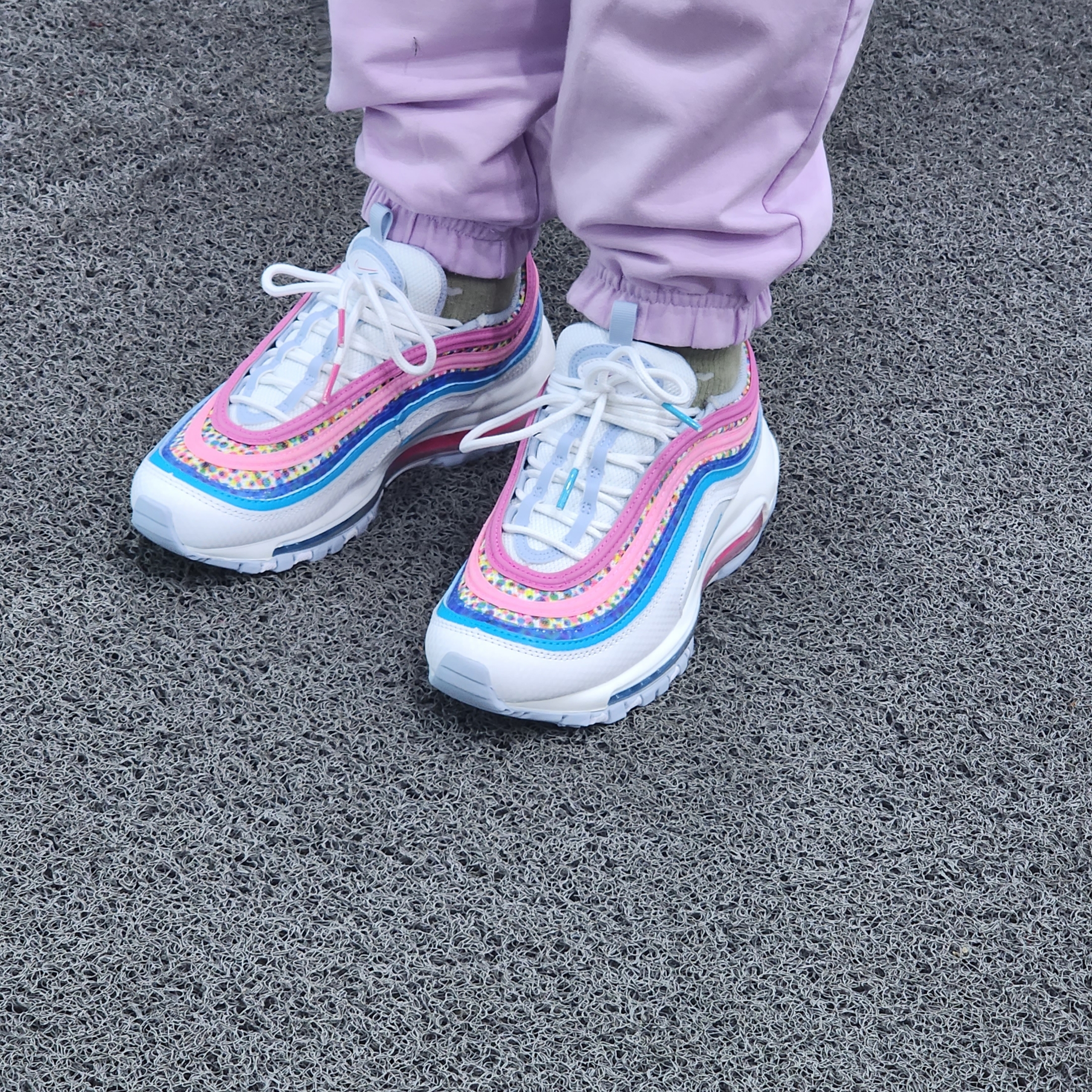 (GS) Nike Air Max 97 SE White Blue Lightning 착용 스타일 - 2
