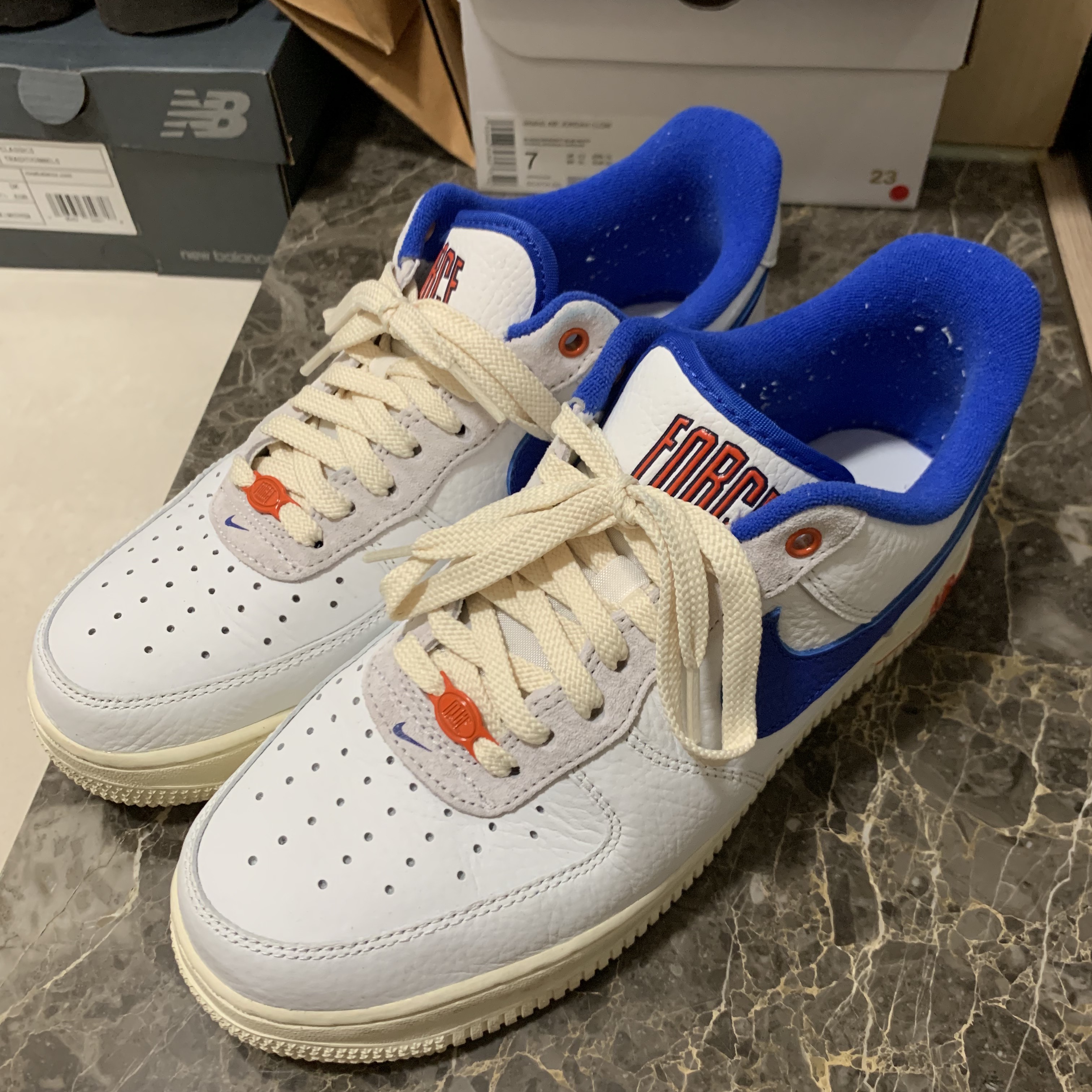 (W) Nike Air Force 1 '07 LX University Blue and Summit White 착용 스타일
