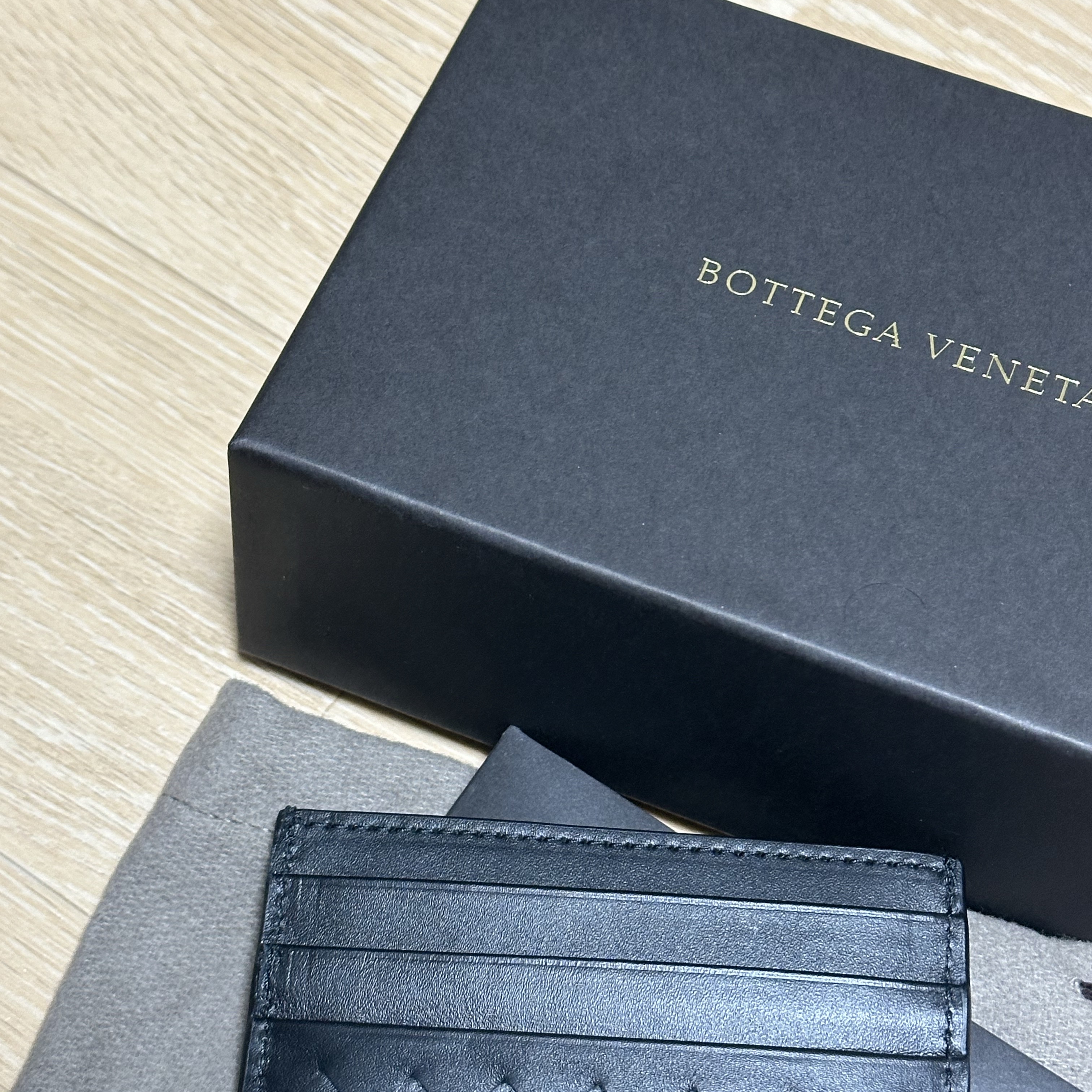 Bottega Veneta Credit Card Case Black 착용 스타일