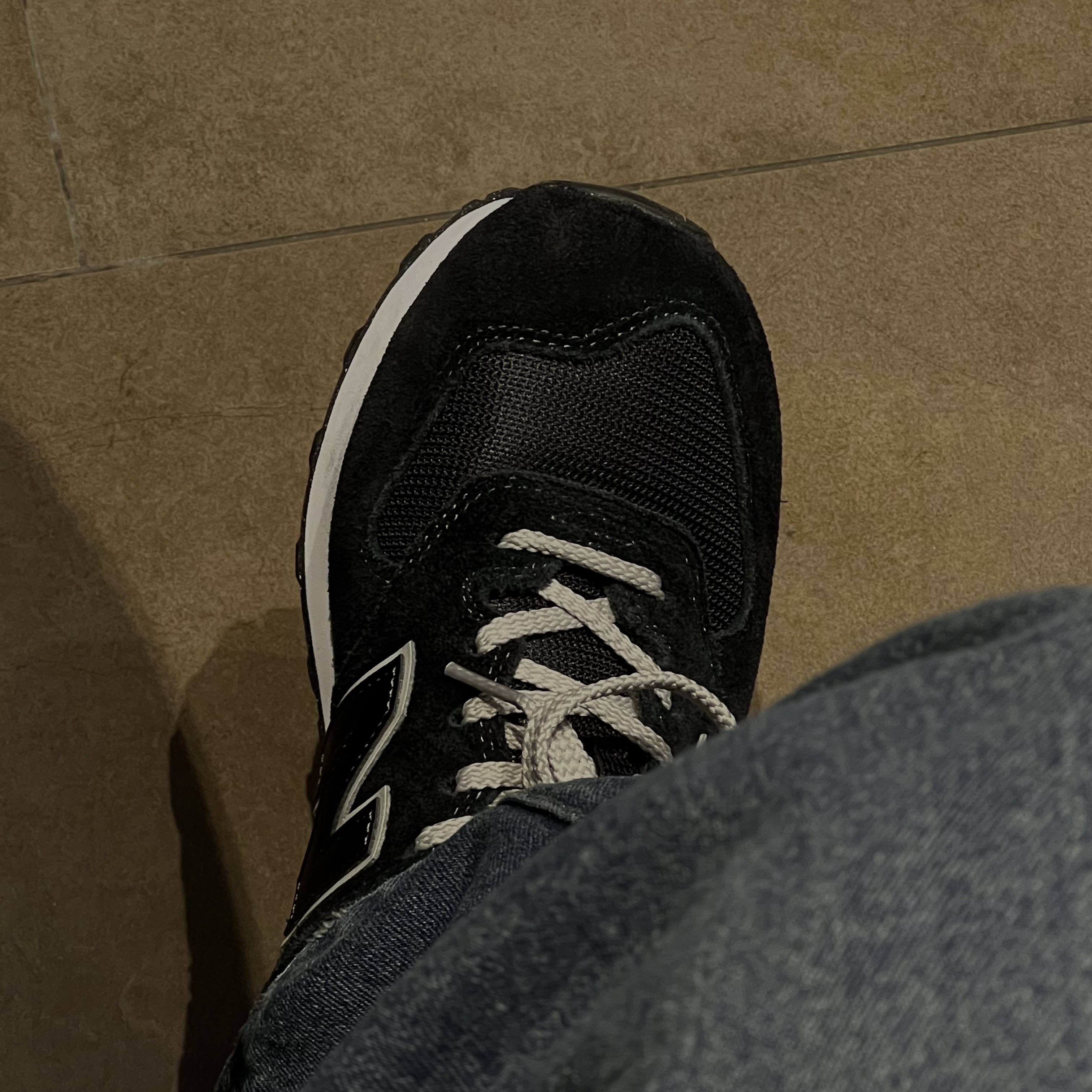 New Balance 574 Black - D Standard 착용 스타일