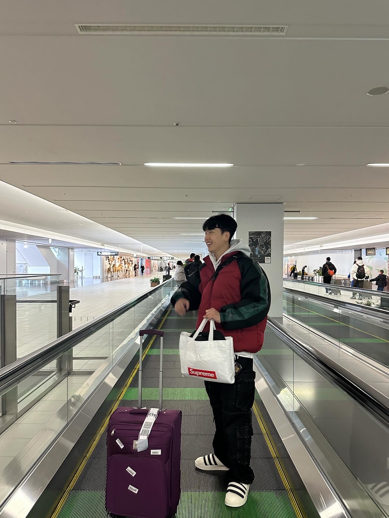Supreme Star Sleeve Down Puffer Jacket Red - 23FW 착용 스타일 - 2