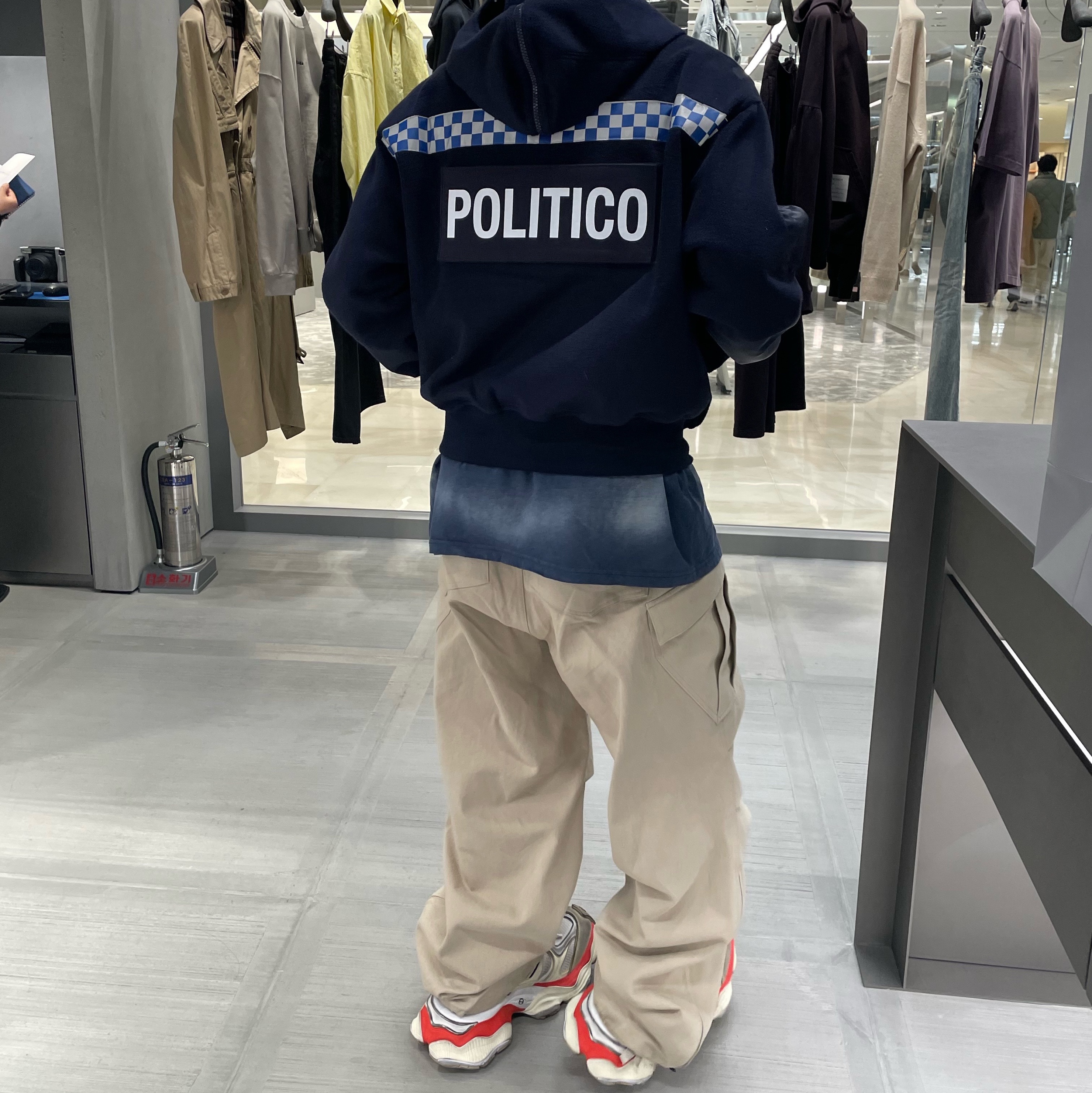 Balenciaga Cargo Sneakers Beige Grey Red, Project G/R Politico Fleece Jacket Navy 착용 스타일 - 1