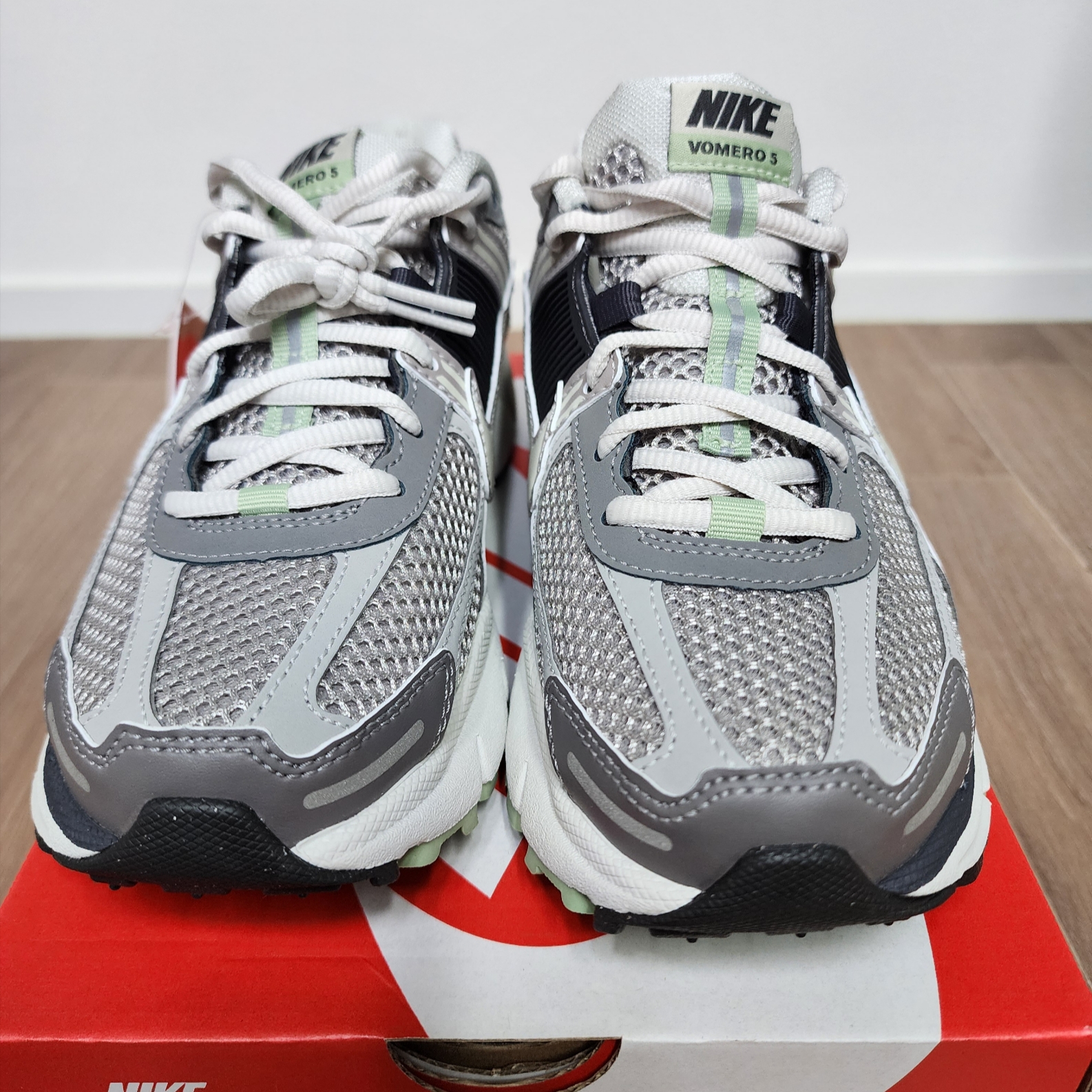 (W) Nike Zoom Vomero 5 Cobblestone and Flat Pewter 착용 스타일 - 1