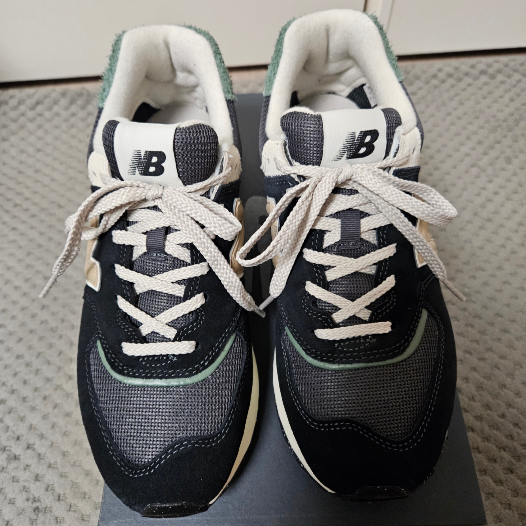 New Balance 574 Legacy Black Beige 착용 스타일 - 1