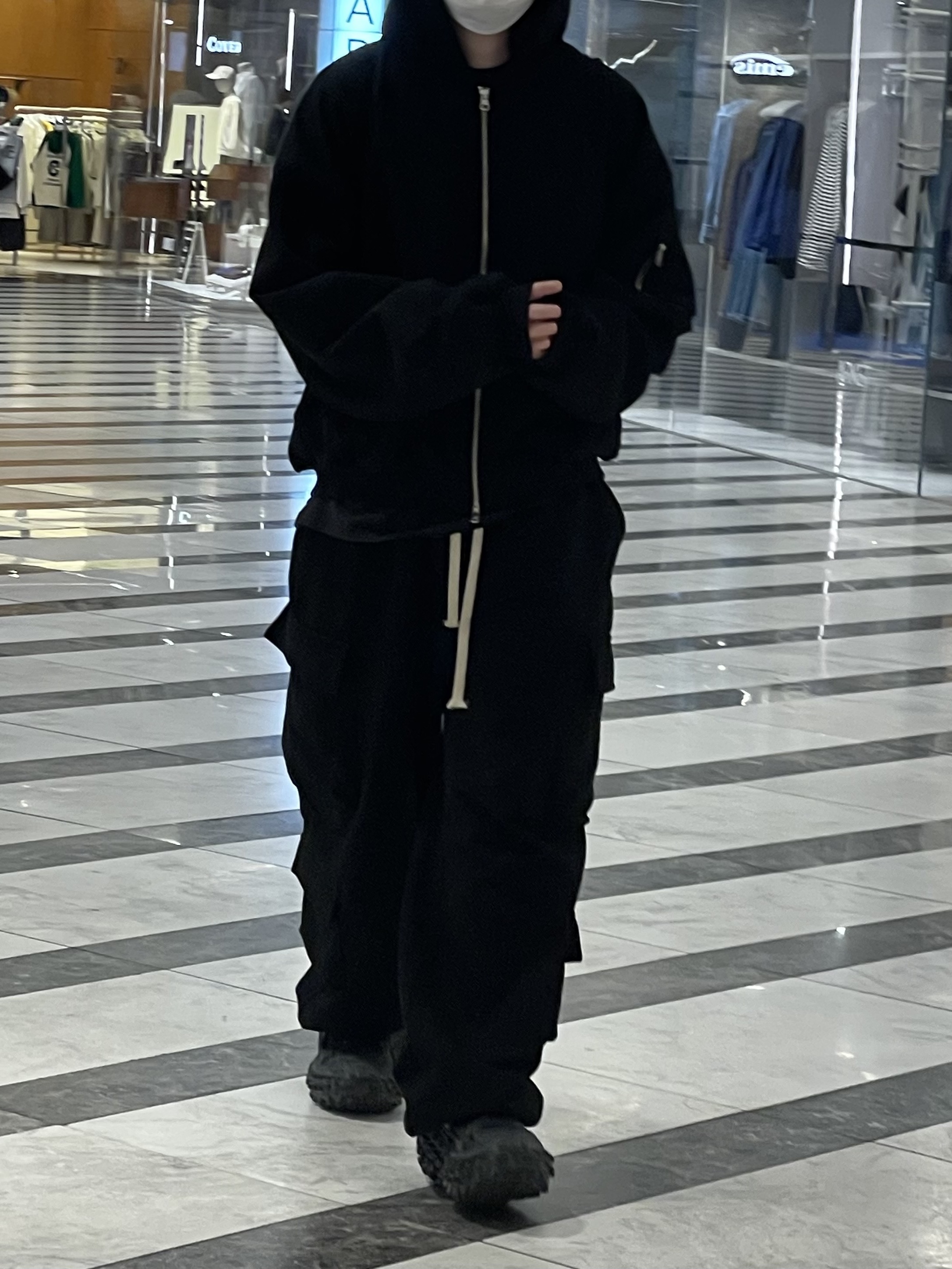 Balenciaga Defender Sneakers Black 착용 스타일 - 3
