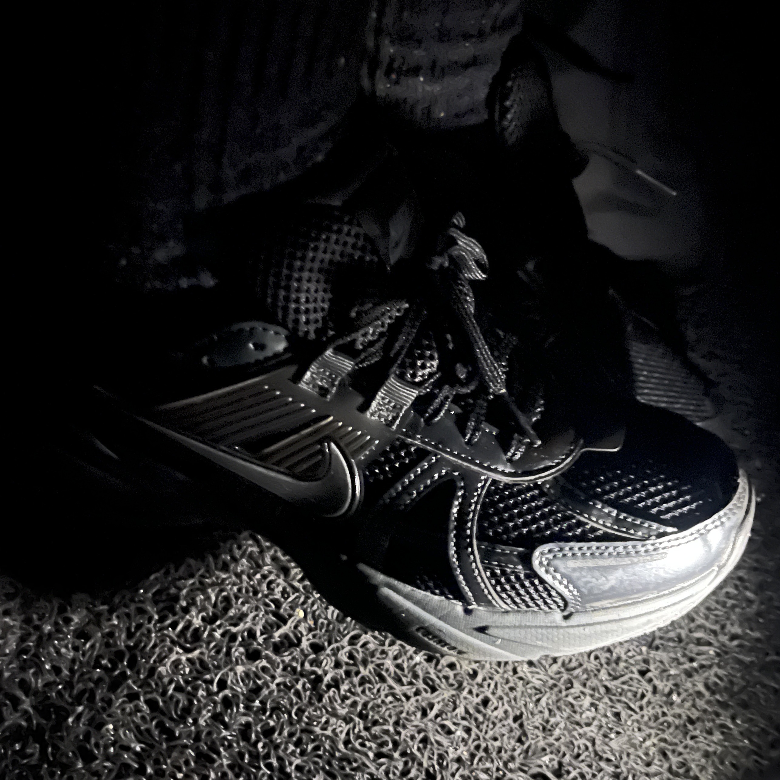 Nike V2K Run Black Anthracite 착용 스타일