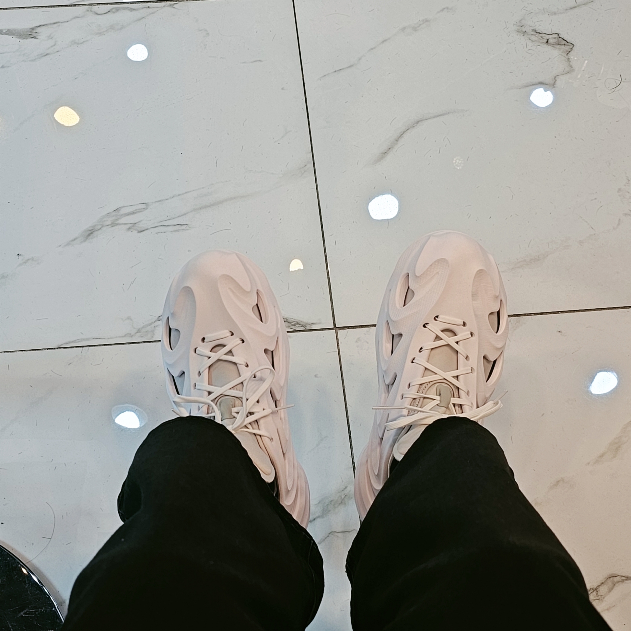 Adidas Adifom Q Cloud White Grey 착용 스타일 - 2