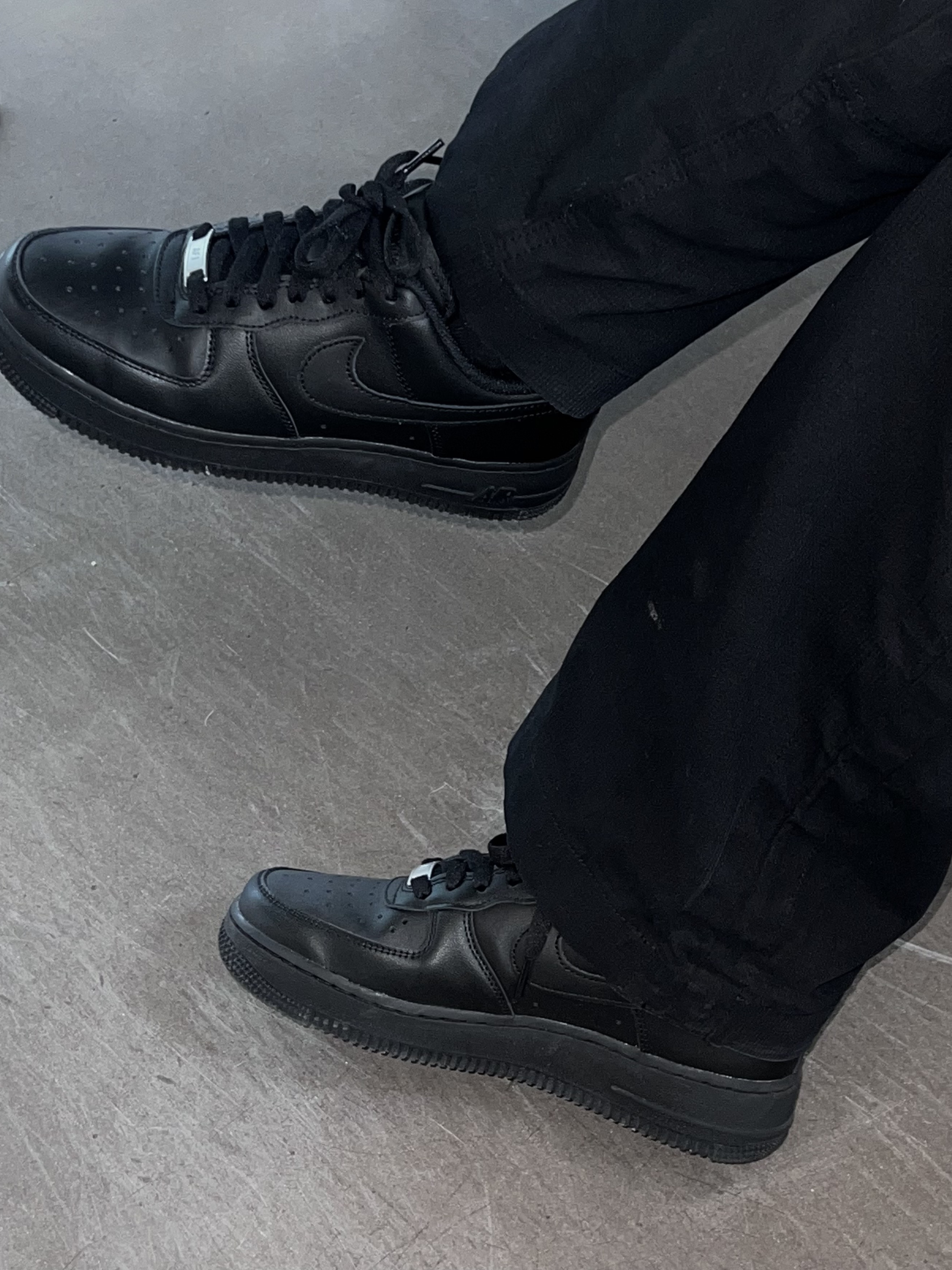 (W) Nike Air Force 1 '07 Low Triple Black 착용 스타일