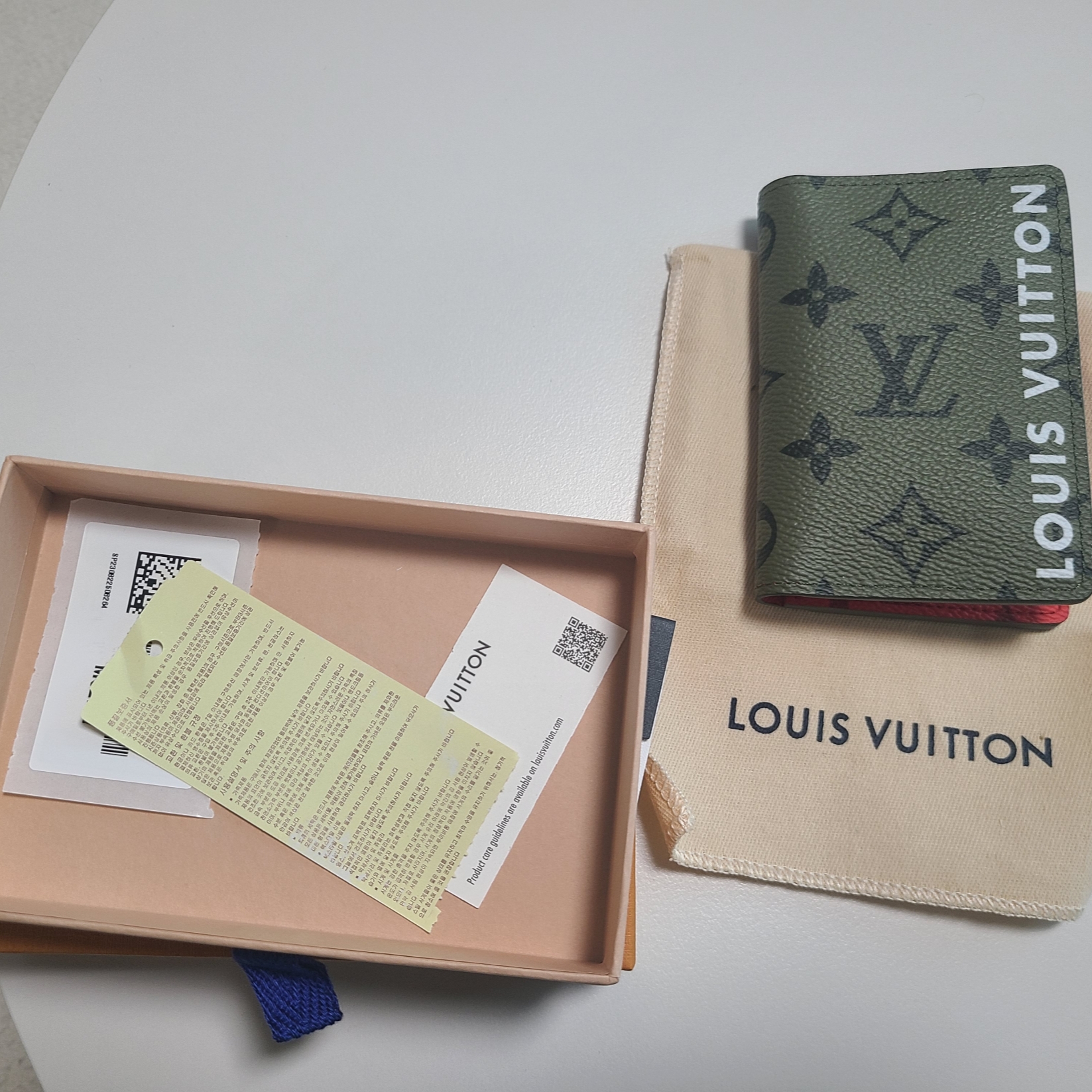 Louis Vuitton Pocket Organizer Khaki Green Vermillion Red 착용 스타일