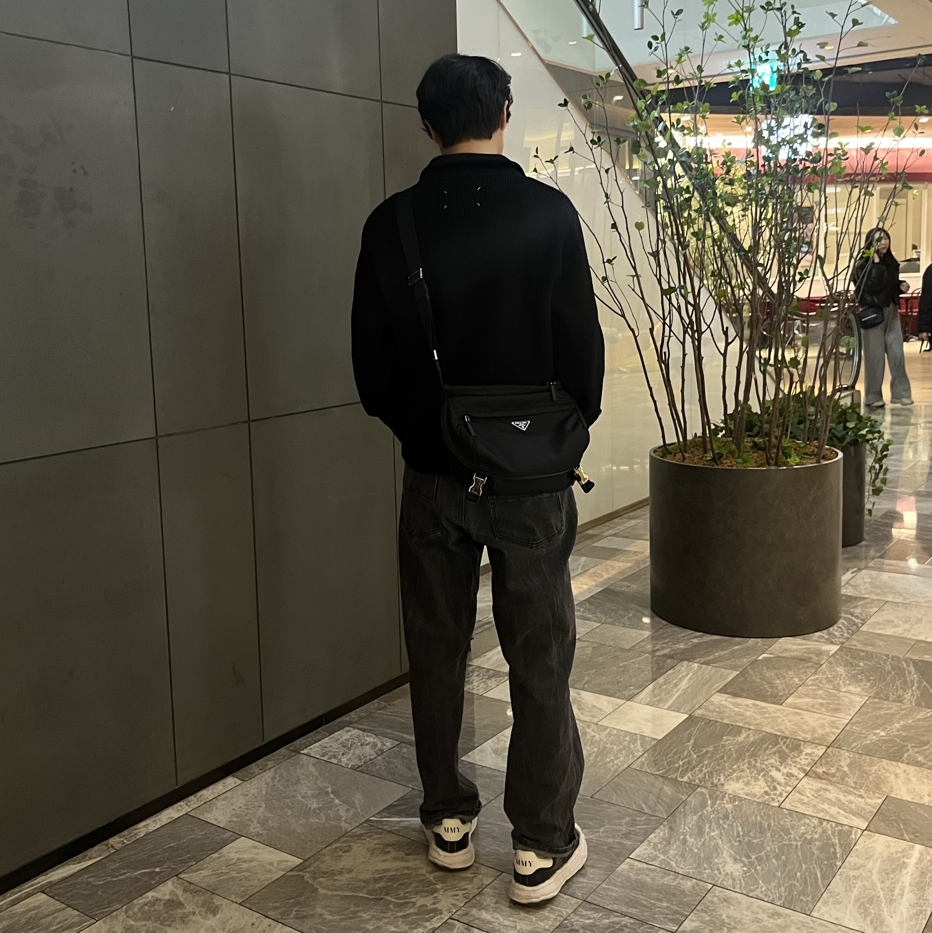 Maison Margiela Knit Zip Up Cardigan Black, Prada Re-Nylon and Saffiano Leather Shoulder Bag Black 착용 스타일 - 1