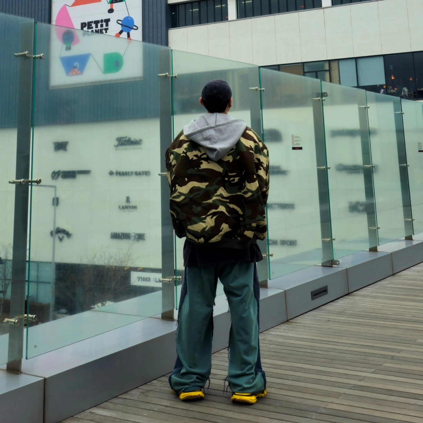 Balenciaga Hybrid Baggy Pants Light Blue, Balenciaga 3XL Sneakers Yellow Black 착용 스타일 - 5