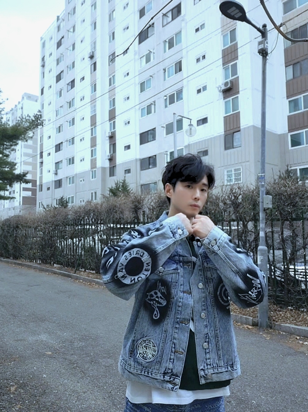 Stussy x Dries Van Noten Hand Stencilled Denim Jacket Washed Blue, Supreme Checks Embroidered Jean Blue - 20SS 착용 스타일 - 1