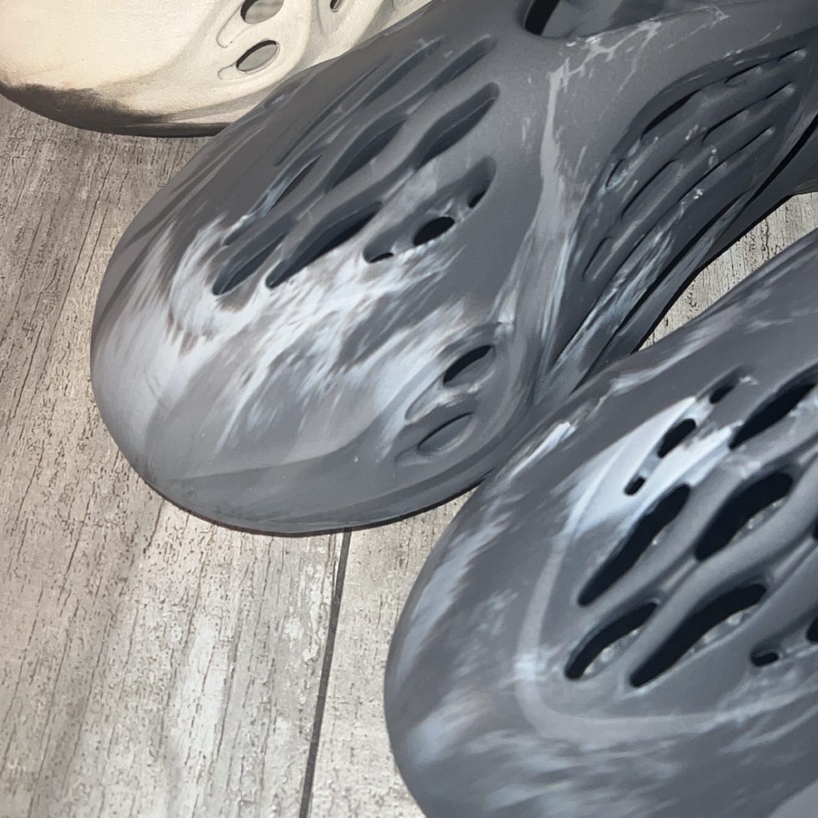 Adidas Yeezy Foam RNNR MX Granite 착용 스타일