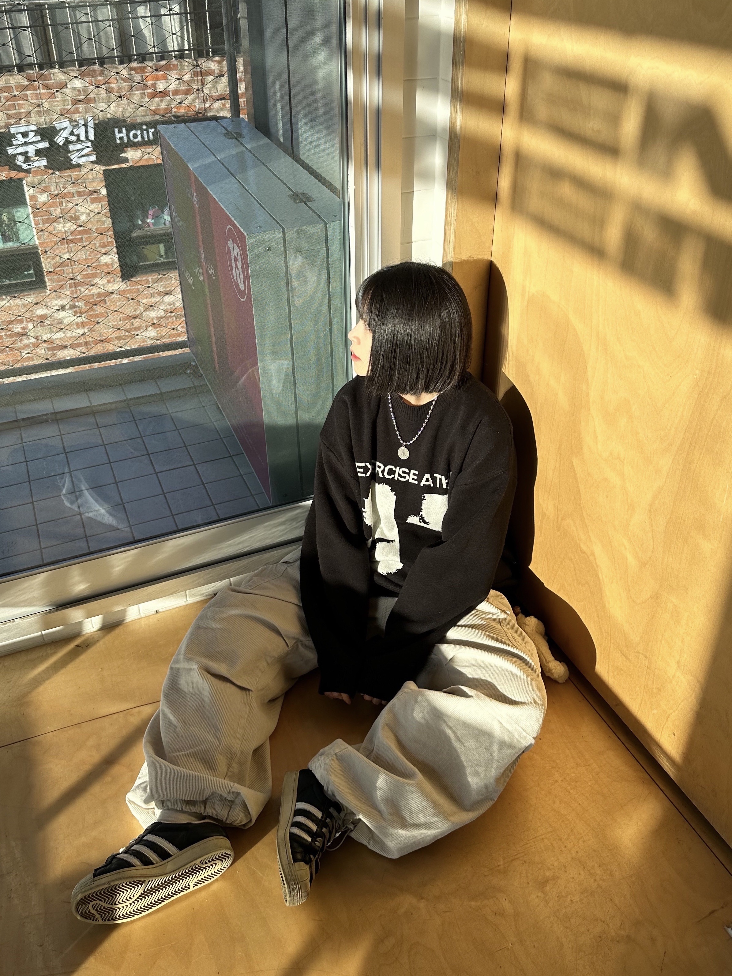 Adidas Superstar Premium Black White 착용 스타일 - 7