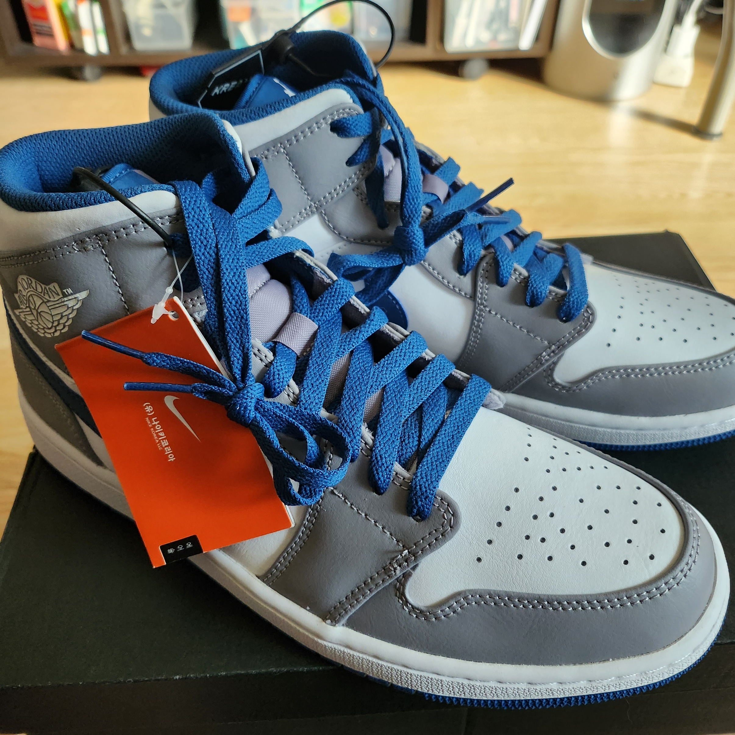 Jordan 1 Mid Cement Grey True Blue 착용 스타일 - 2