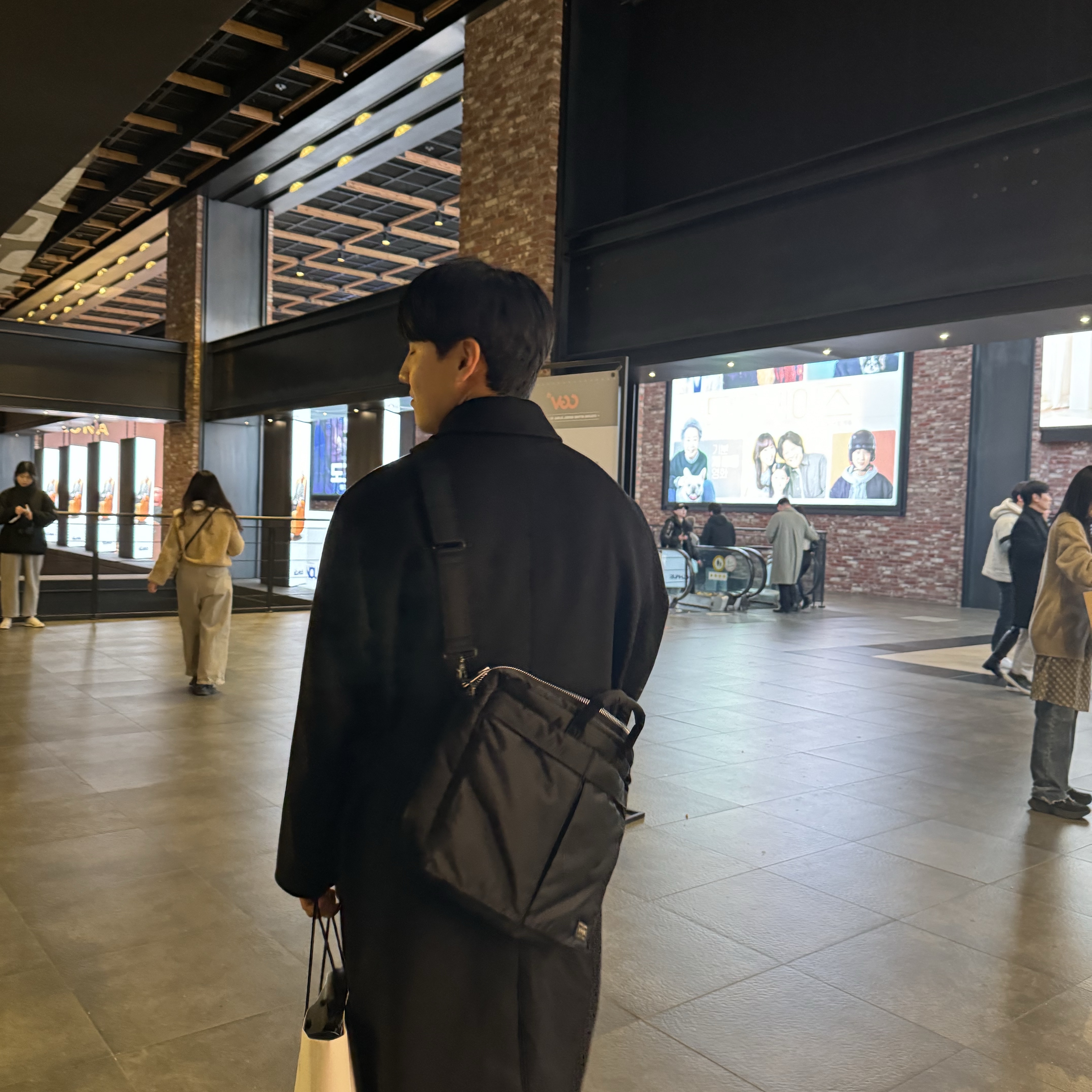 포터 탱커 투웨이 브리프케이스 블랙 착용 스타일