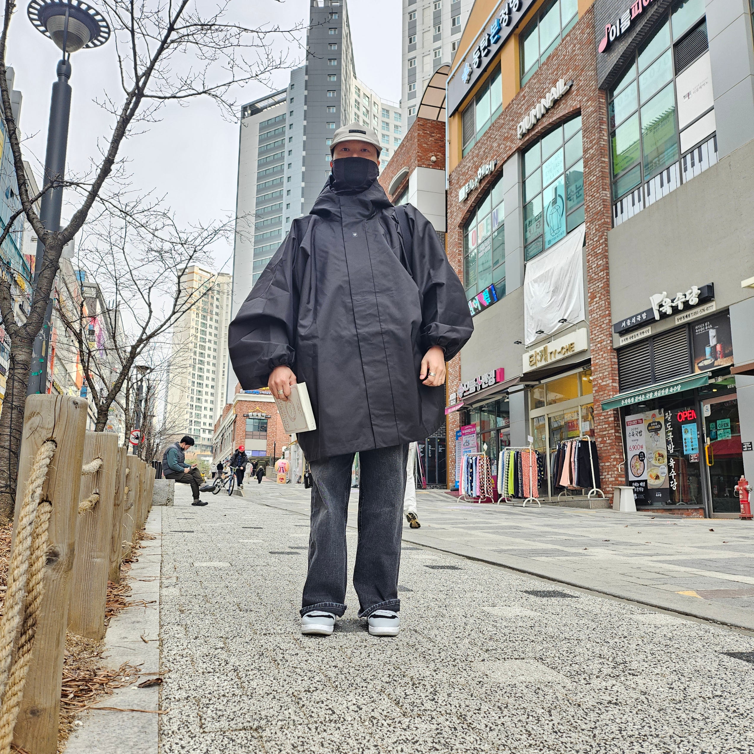 Yeezy Gap Engineered By Balenciaga T-Cut Parka Black, Supreme Webbing Keychain Red - 23SS 착용 스타일 - 3