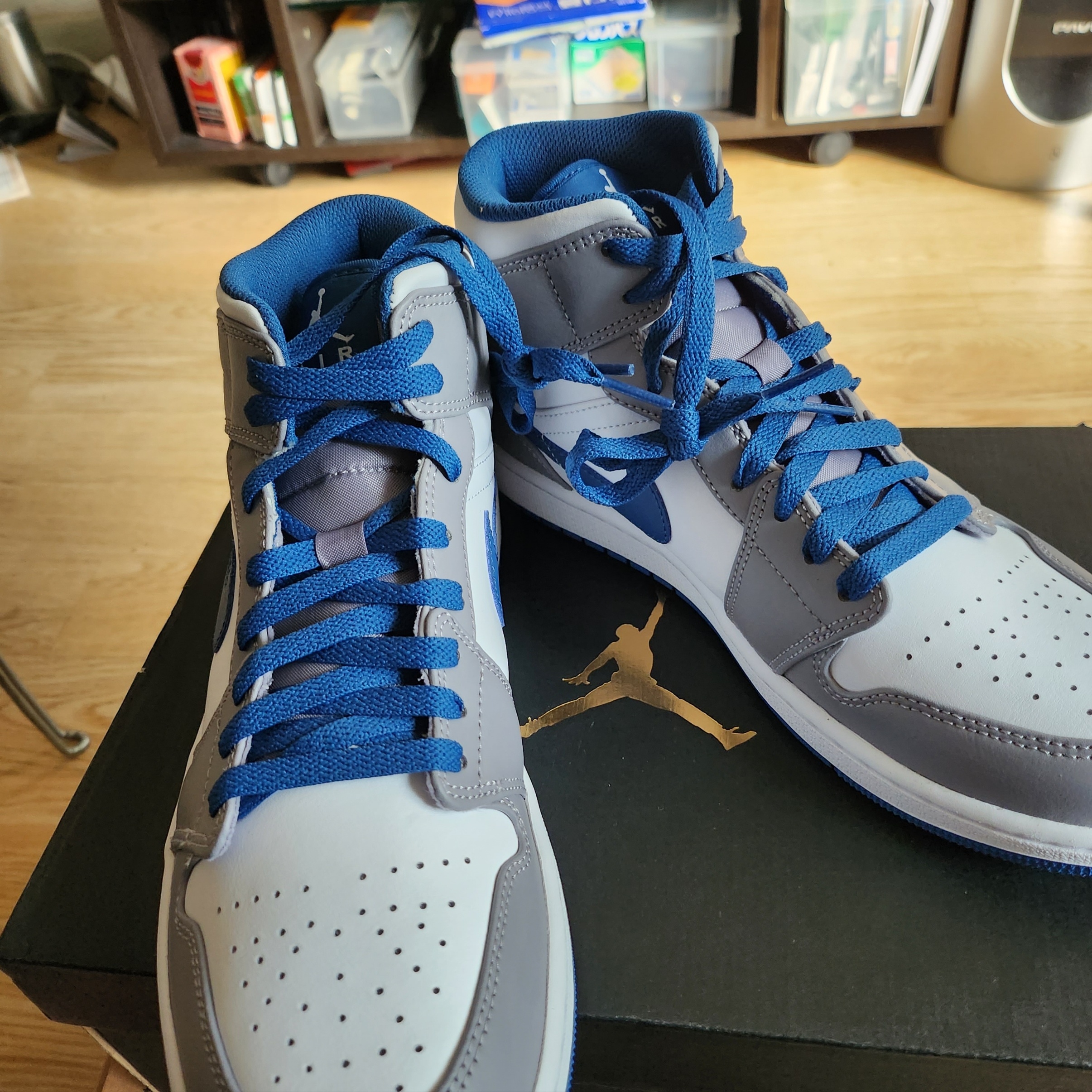Jordan 1 Mid Cement Grey True Blue 착용 스타일 - 1