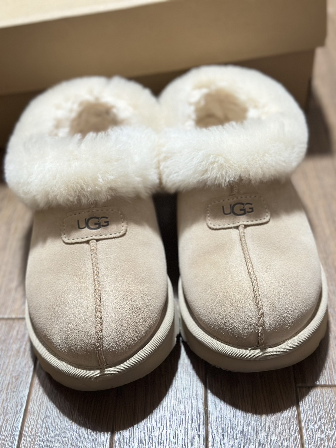 (W) UGG Tazzette Slipper Sand 착용 스타일 - 3