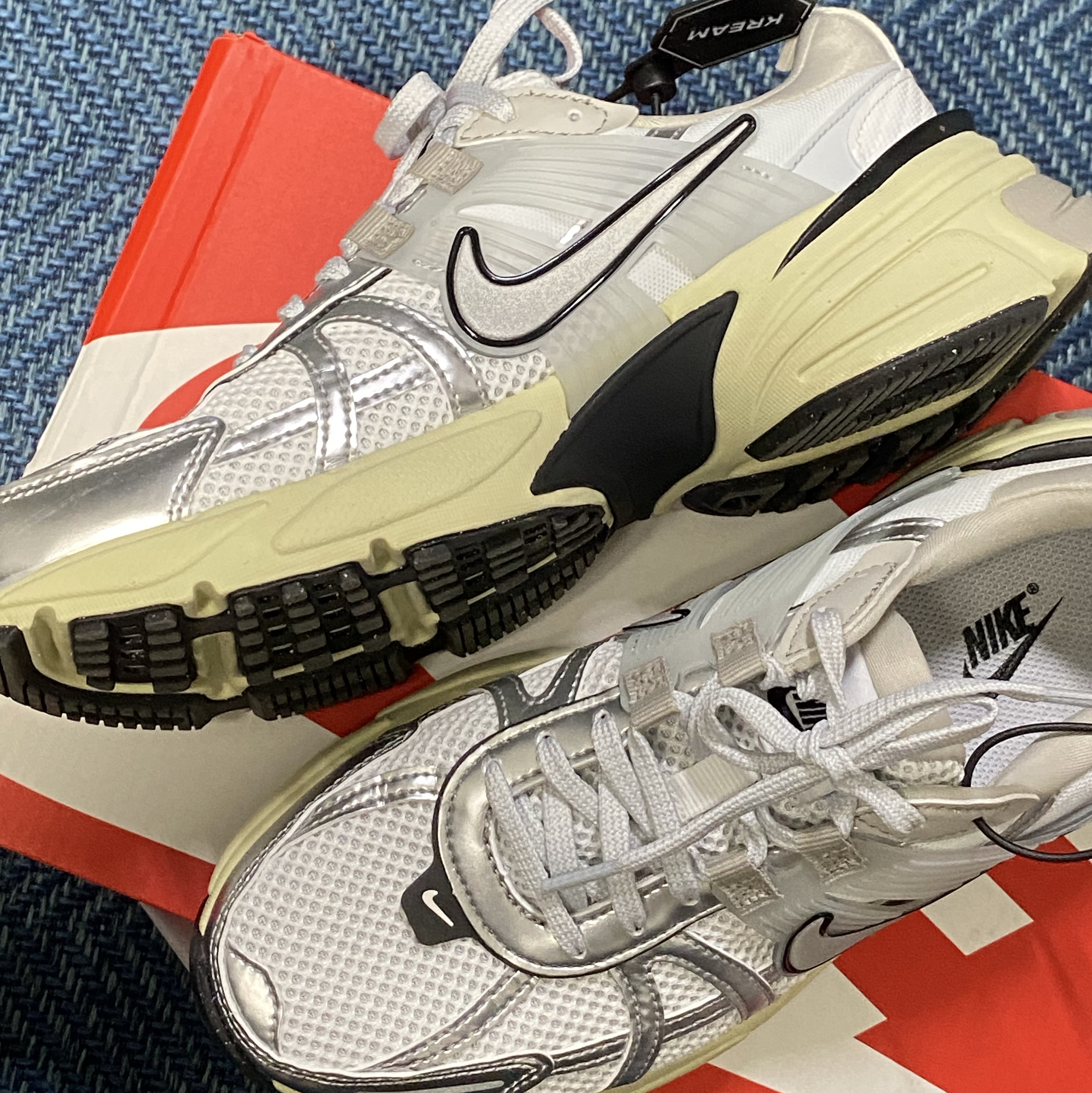 Nike V2K Run Summit White Metallic Silver 착용 스타일