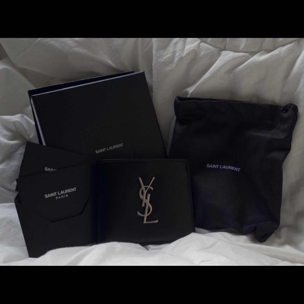 Saint Laurent East/West Wallet in Smooth Leather Black 착용 스타일