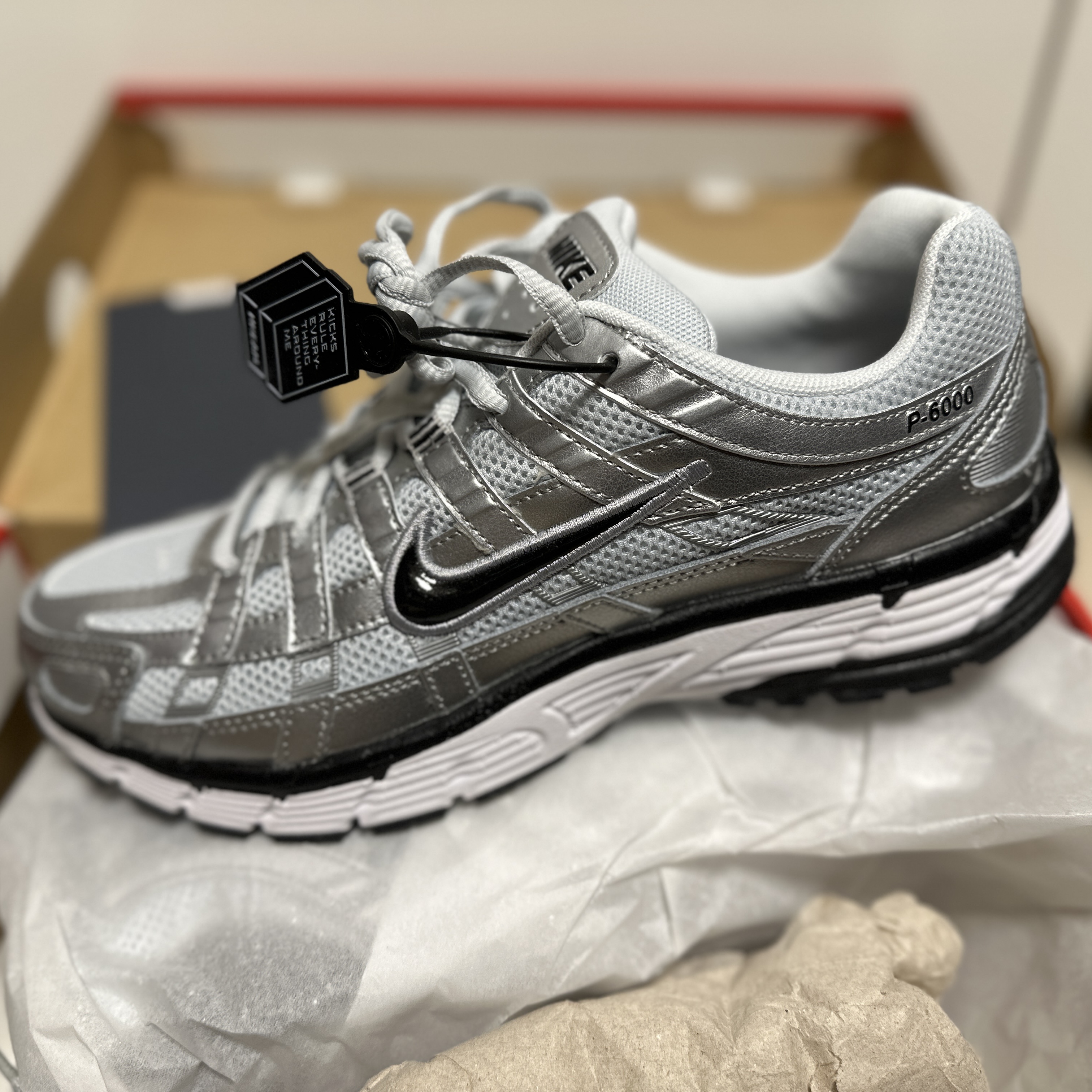 (W) Nike P-6000 White Metallic Silver 착용 스타일 - 1