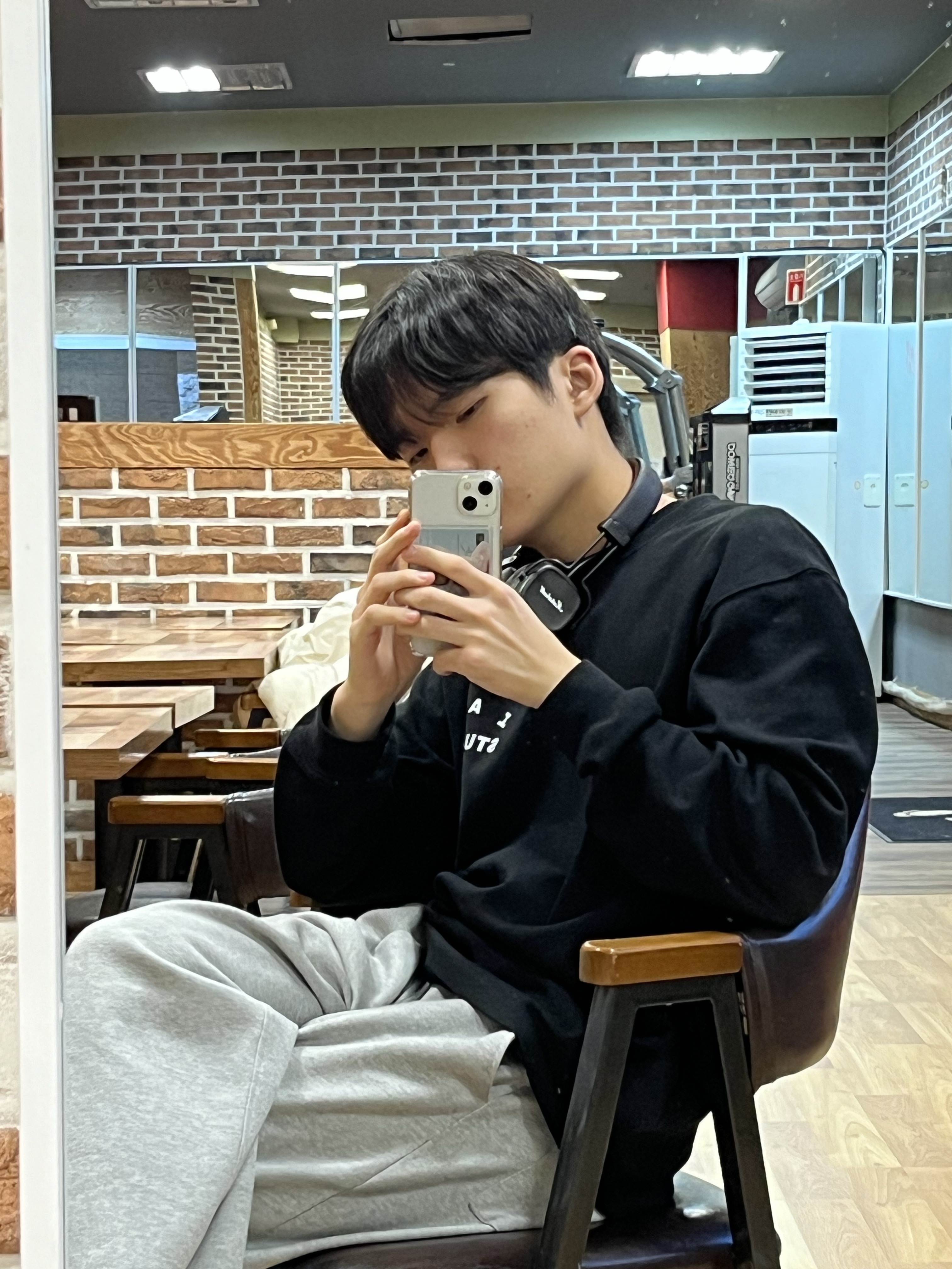 IAB Studio Long Sleeve Black - 23FW, Marshall Major IV Brown (Korean Ver.) 착용 스타일 - 2
