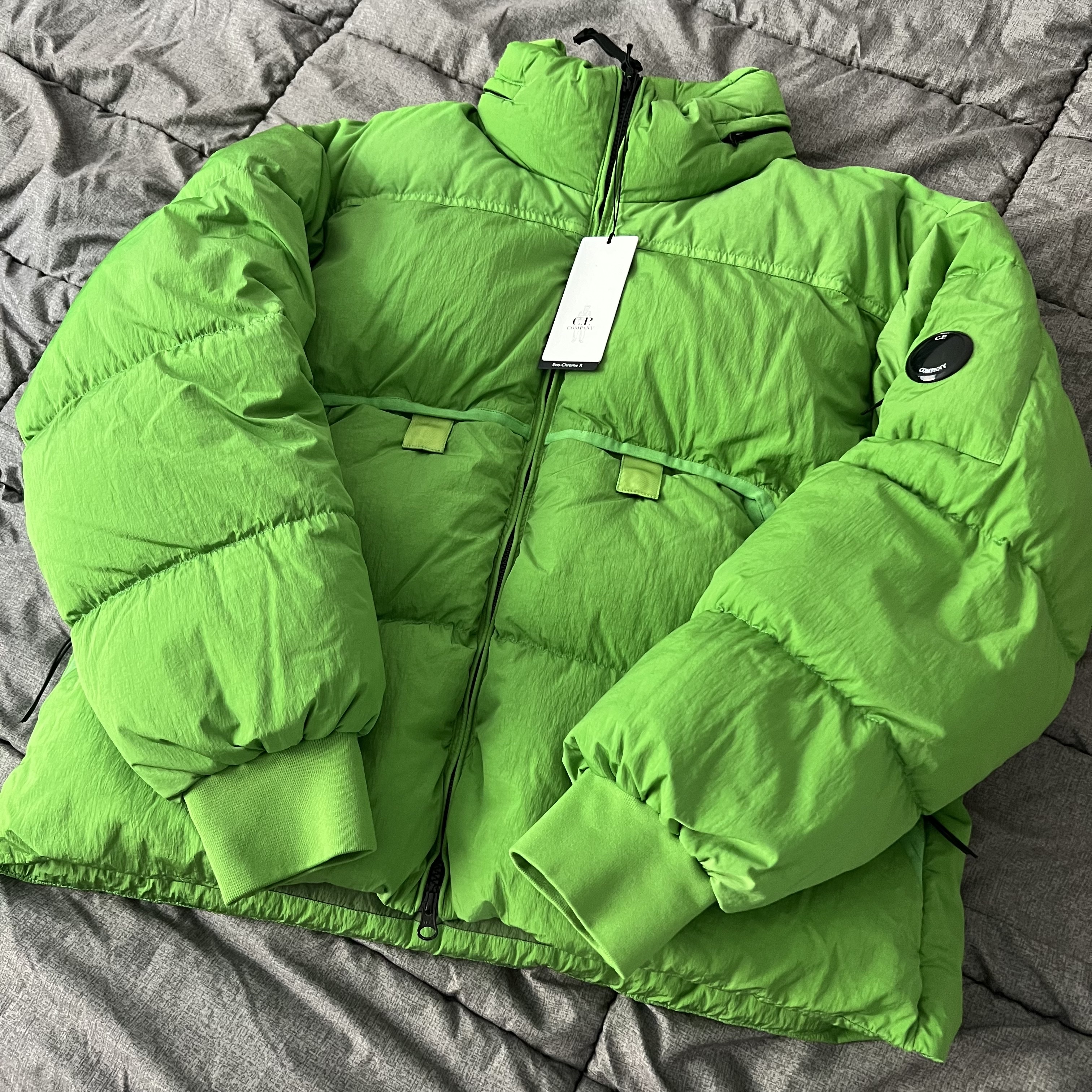 C.P. Company Eco-Chrome R Mixed Down Jacket Classic Green - 23FW, UGG x Palace Tasman Slipper Chestnut 착용 스타일 - 1