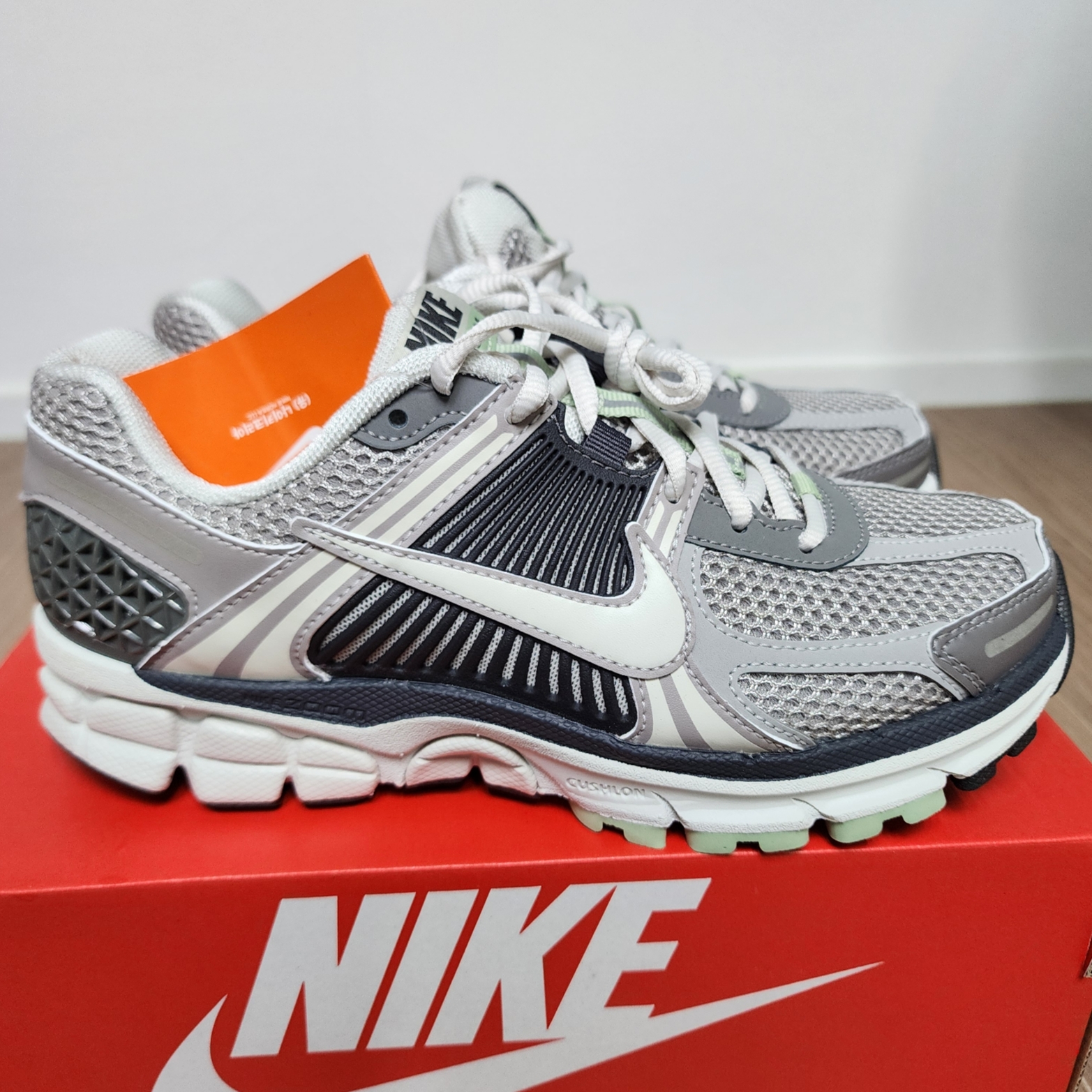 (W) Nike Zoom Vomero 5 Cobblestone and Flat Pewter 착용 스타일 - 2