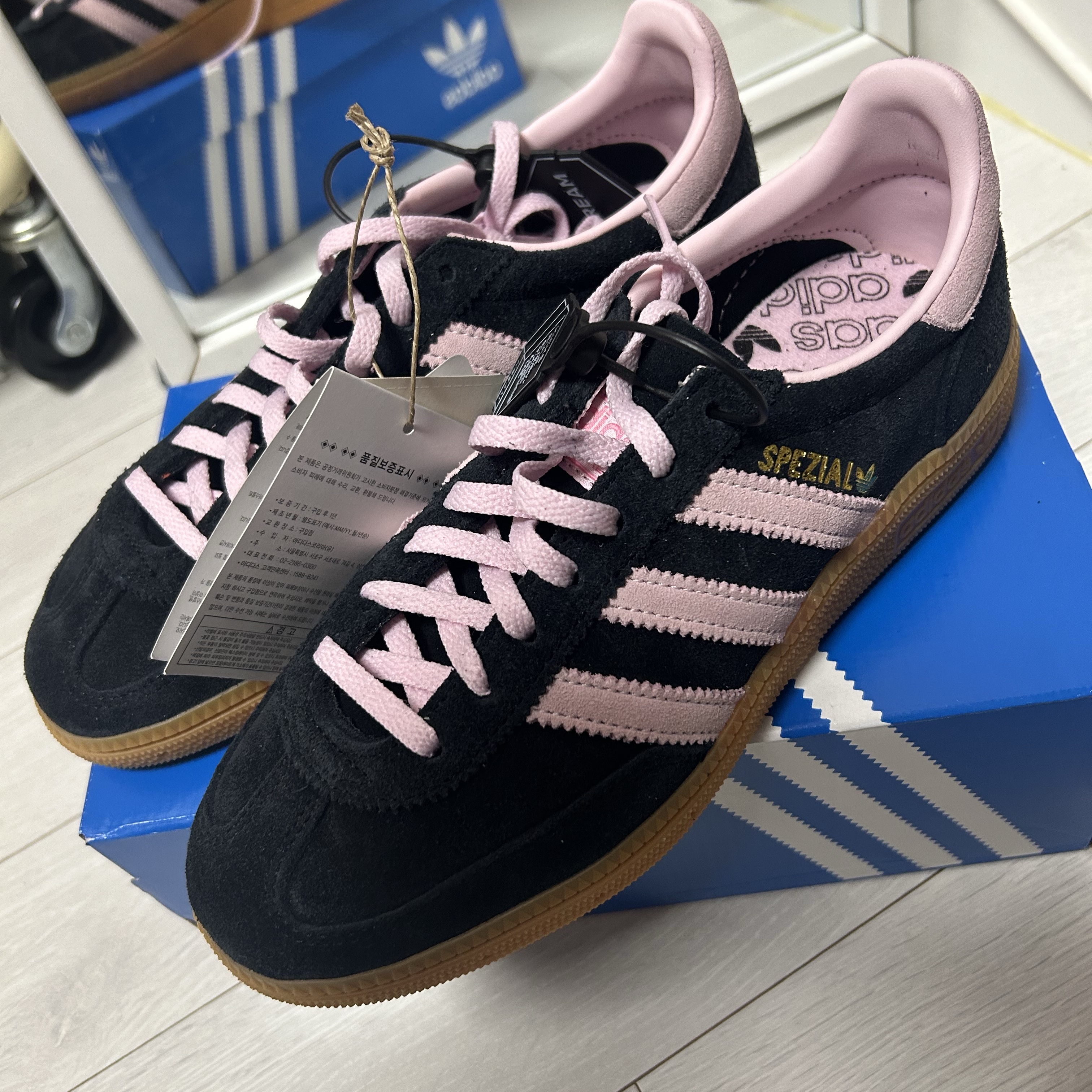 (W) Adidas Spezial Handball Core Black Clear Pink 착용 스타일