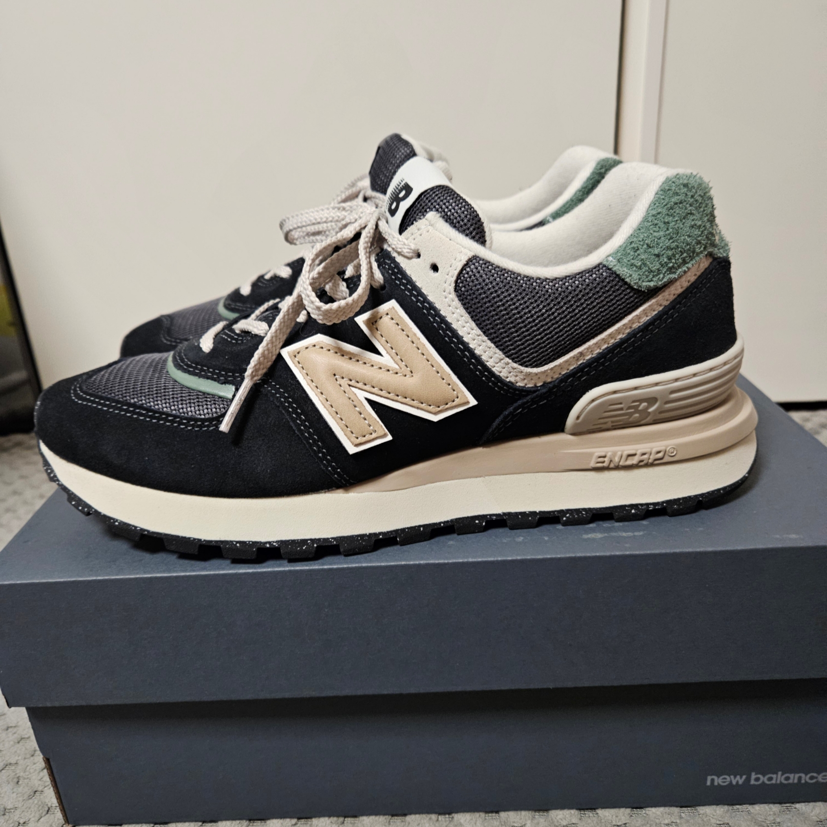New Balance 574 Legacy Black Beige 착용 스타일 - 2