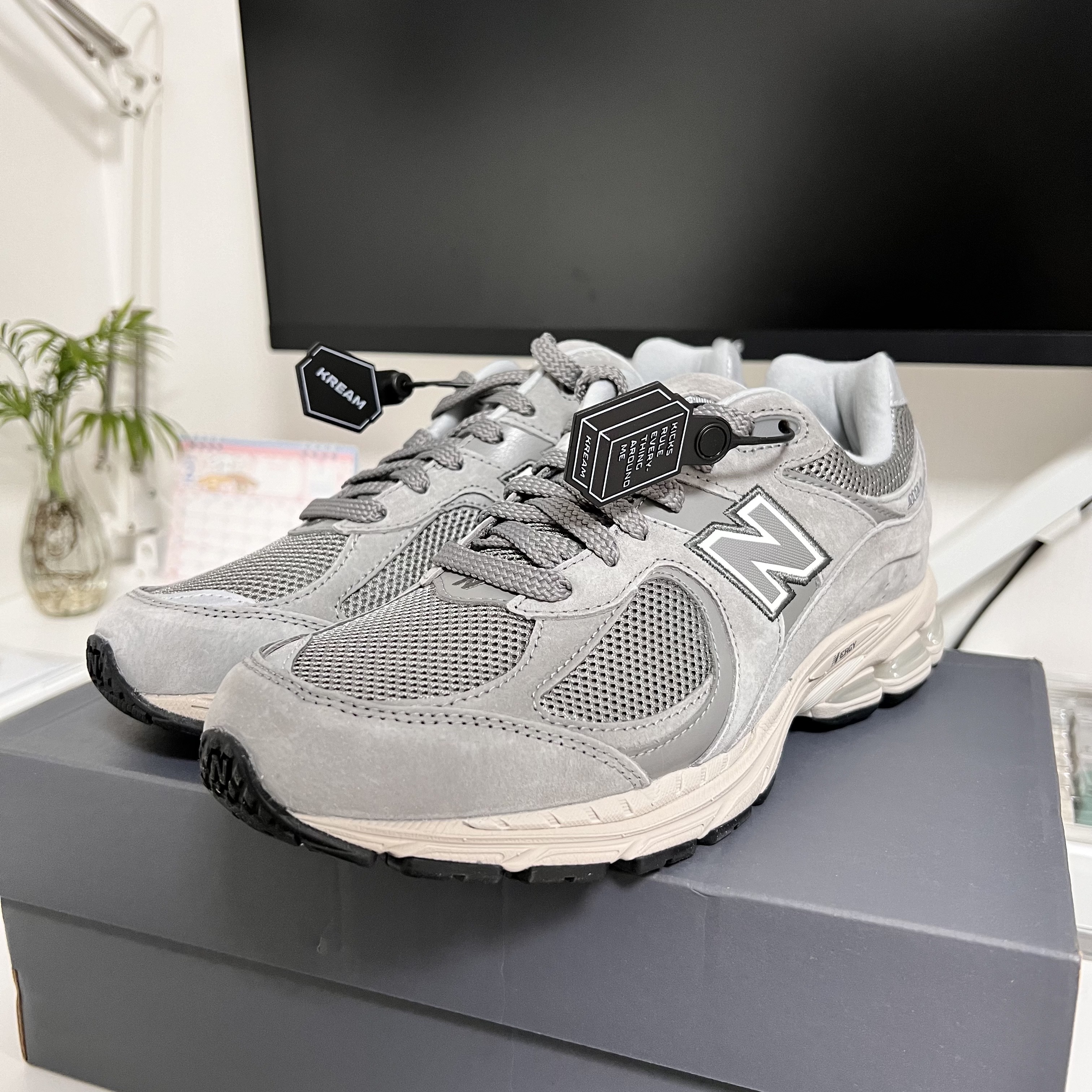 New Balance 2002R Grey 착용 스타일