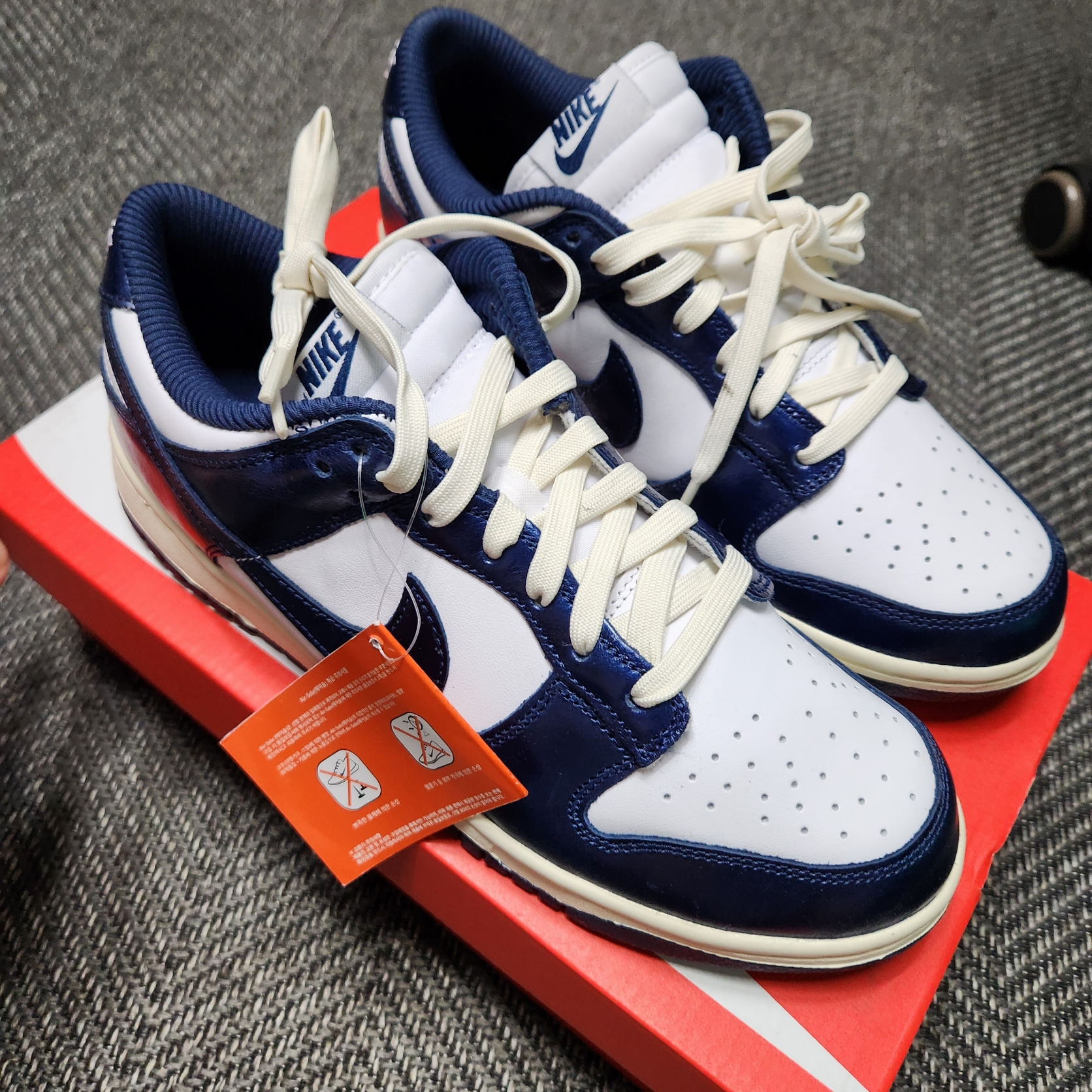 (W) Nike Dunk Low PRM Midnight Navy and White 착용 스타일