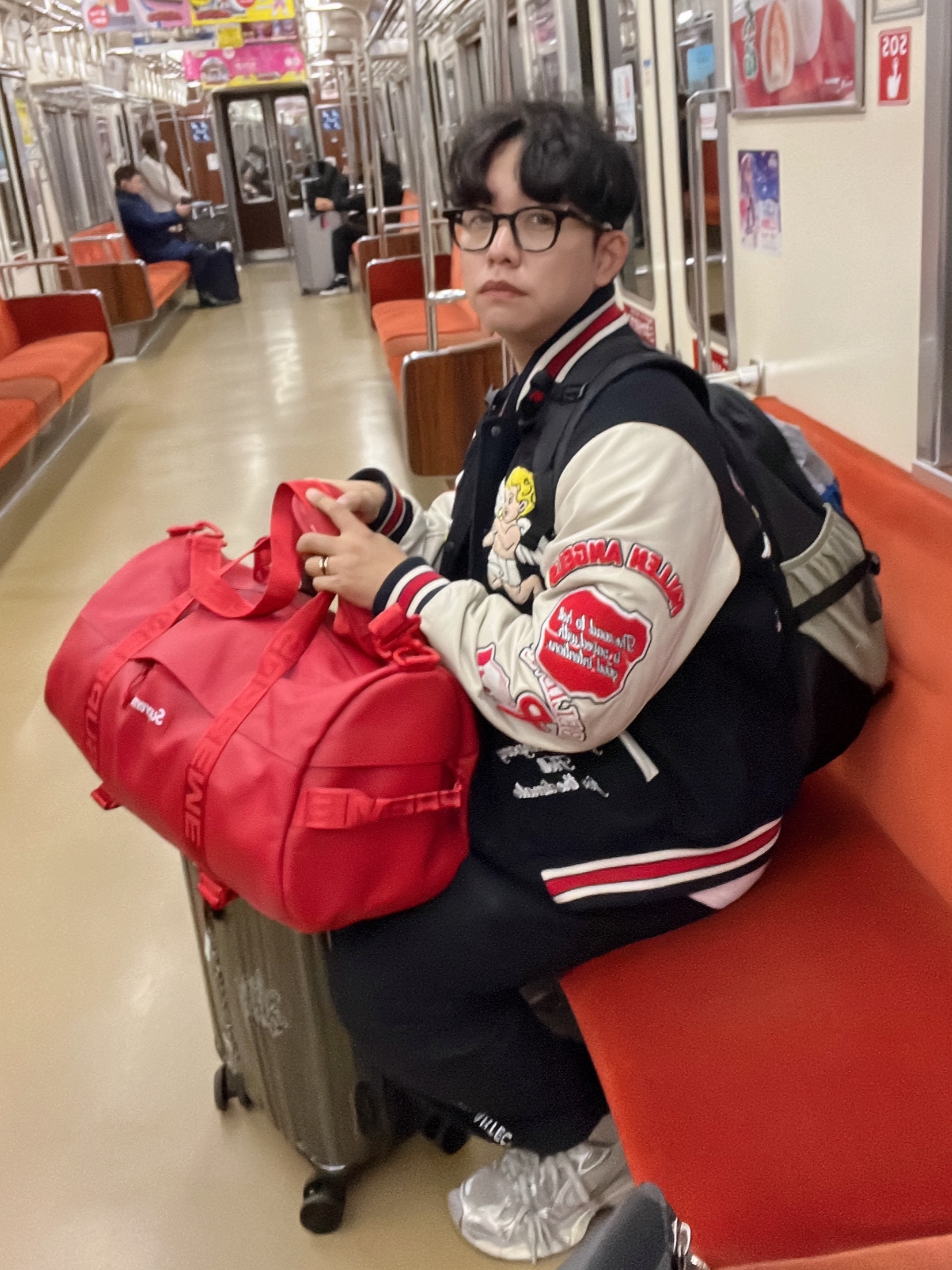 Supreme Leather Duffle Bag Red - 23FW, Balenciaga 3XL Sneakers Light Beige 착용 스타일