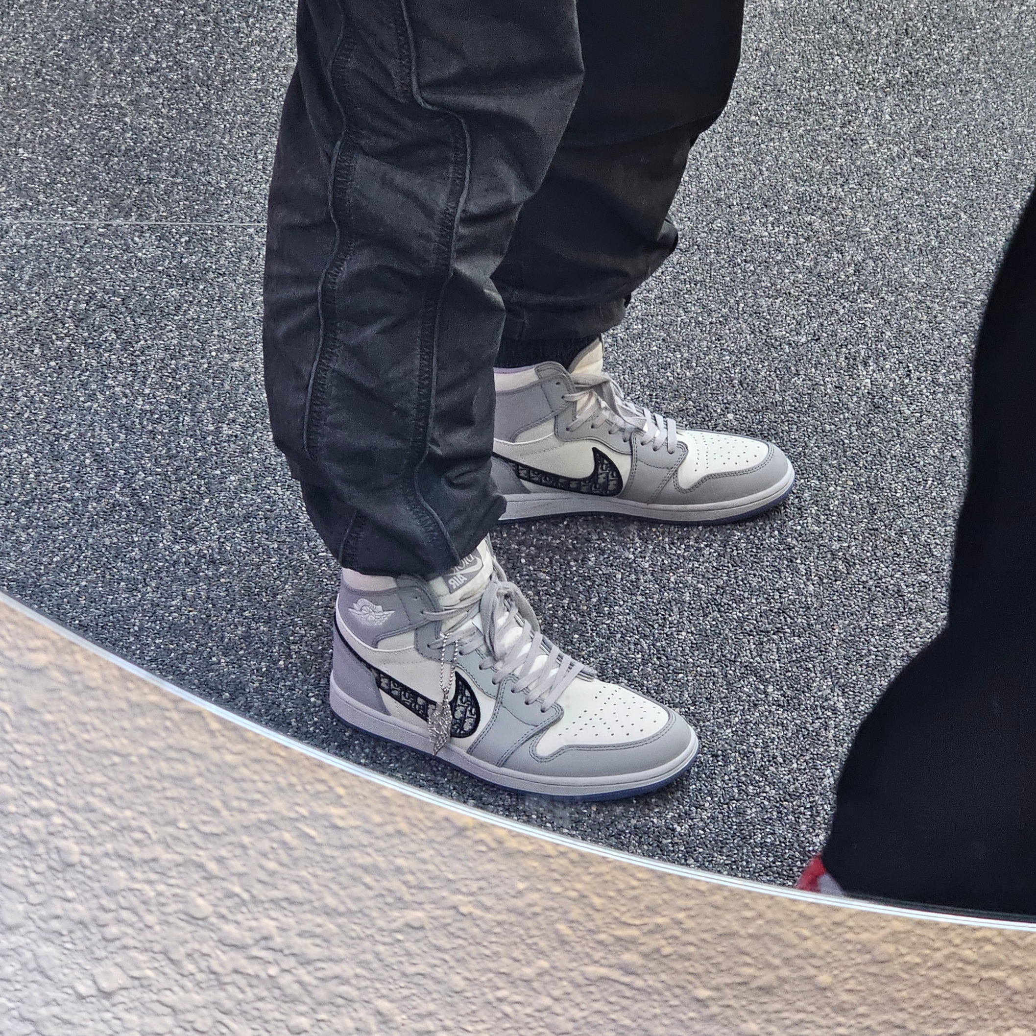 Stone Island N10B5 Ribbed Geelong Wool Beanie Navy Blue - 23FW, Juun.J Nylon Track Jogger Pants Grey - 23FW 착용 스타일 - 2