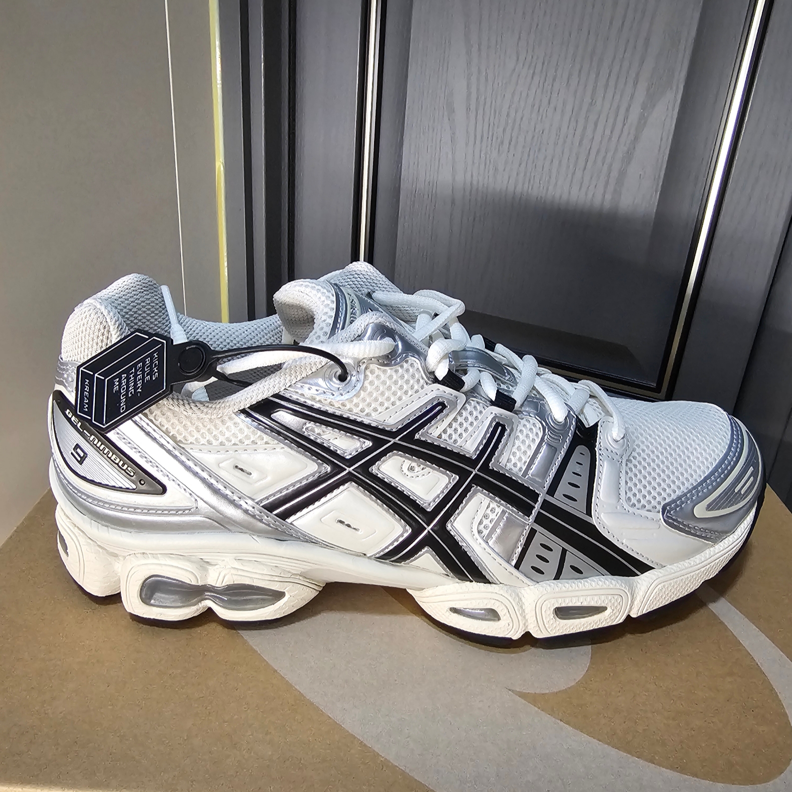 Asics Gel-Nimbus 9 Cream Black 착용 스타일 - 1