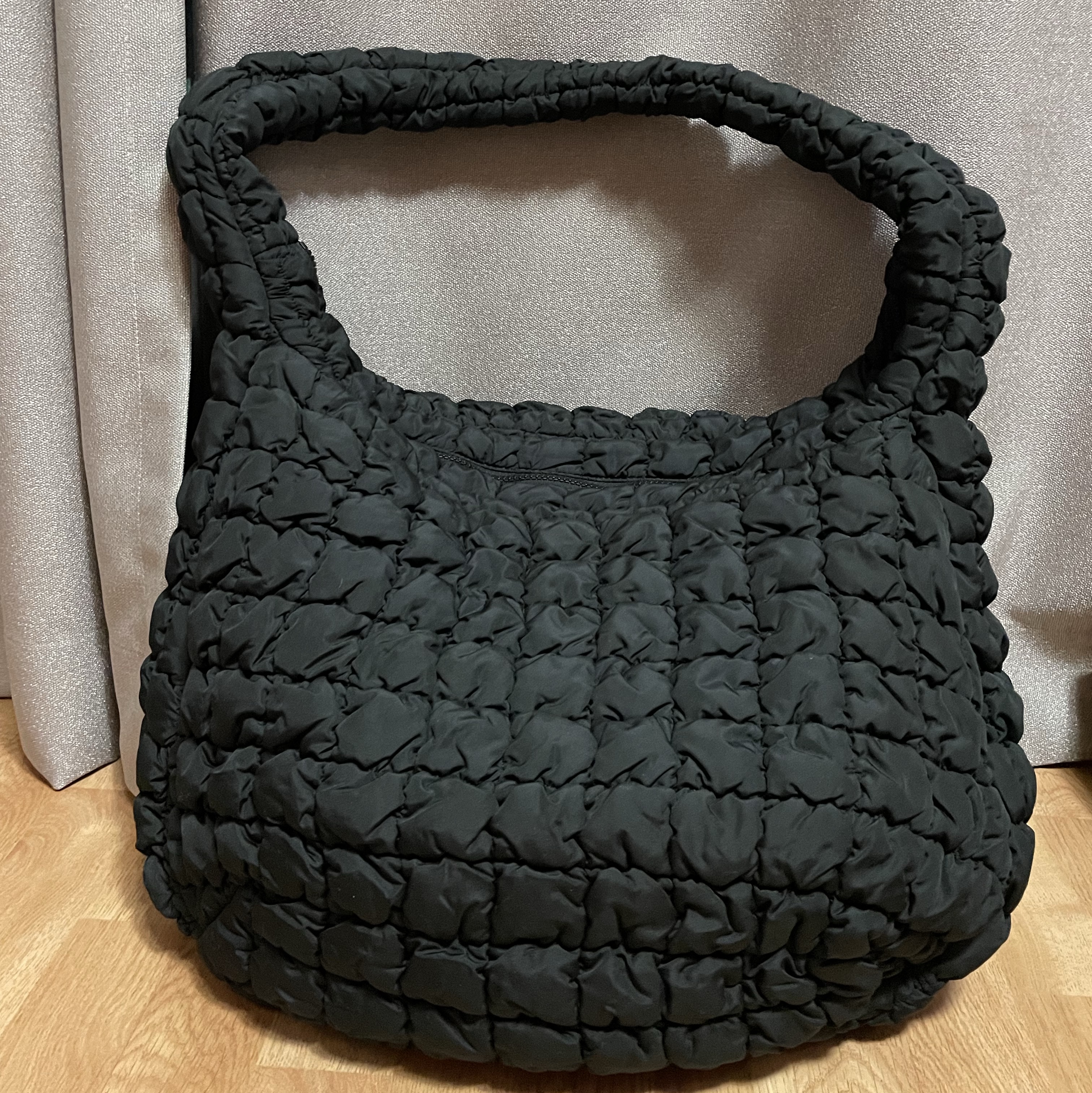 COS Quilted Oversized Shoulder Bag Black 착용 스타일
